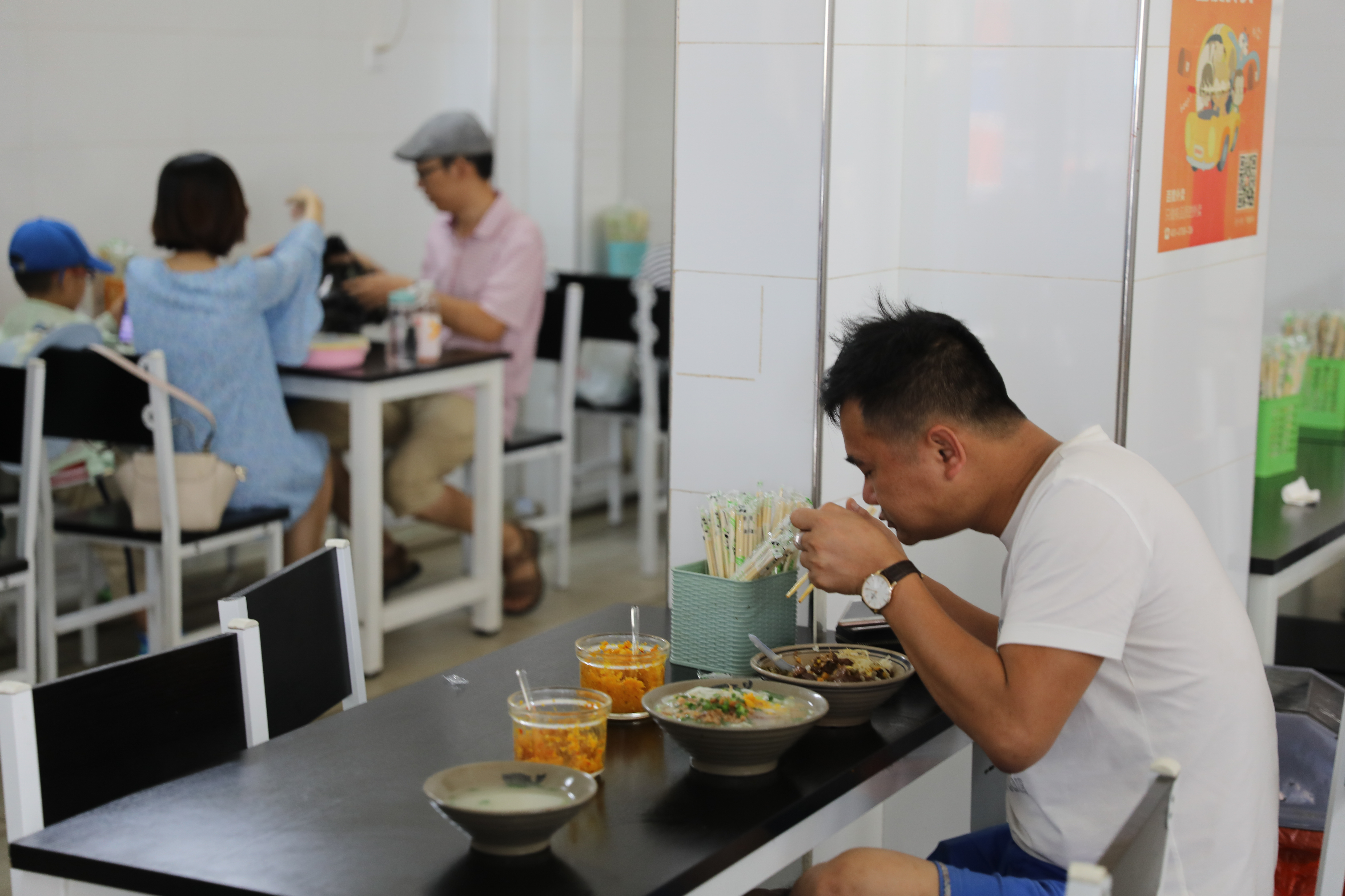 海南人習慣早上吃上一碗粉，市場裡處處飄散粉味，而且每家的粉都不同。 