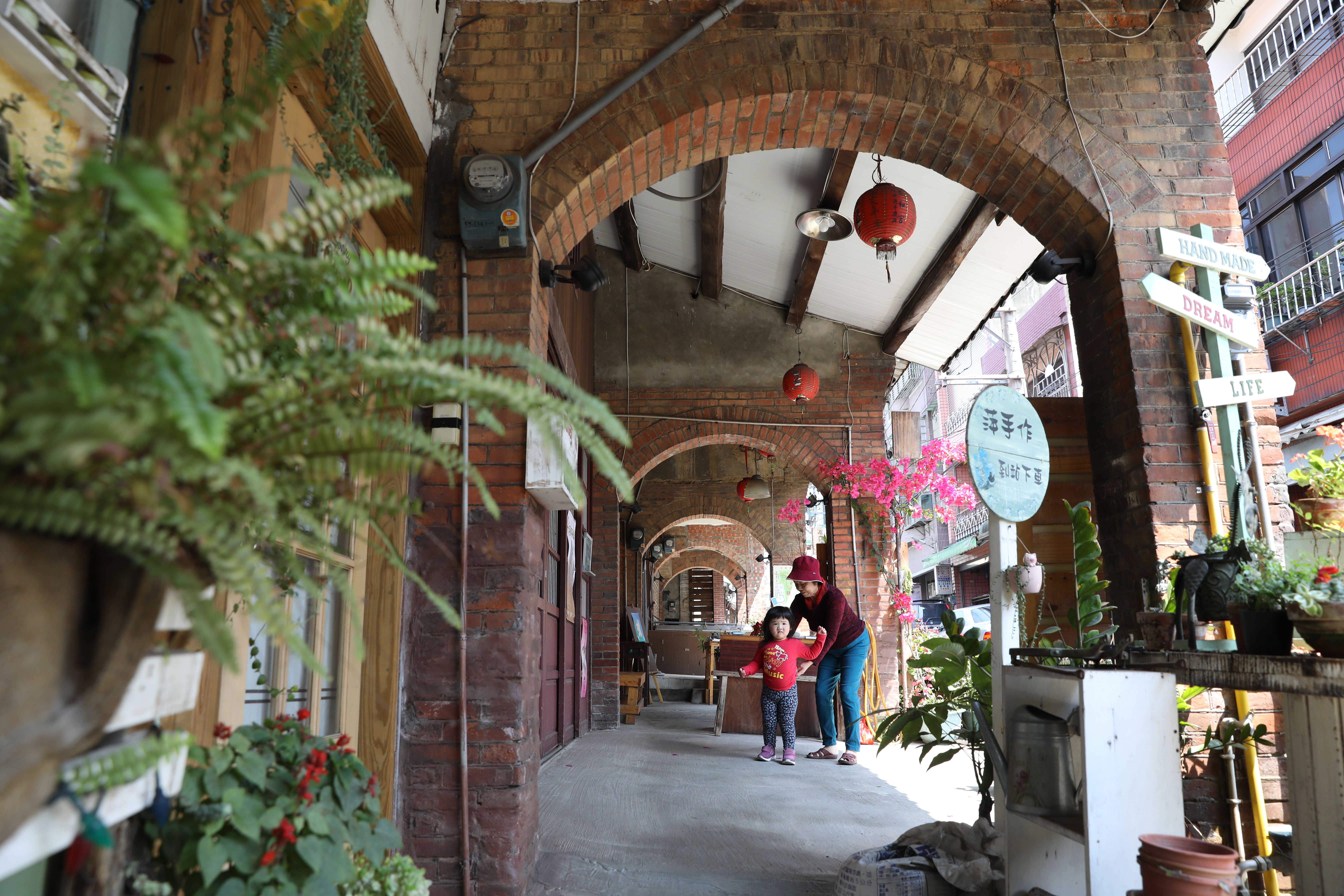 石店子老街沒有太多人潮，亭仔腳的閒情時光，流淌小確幸。