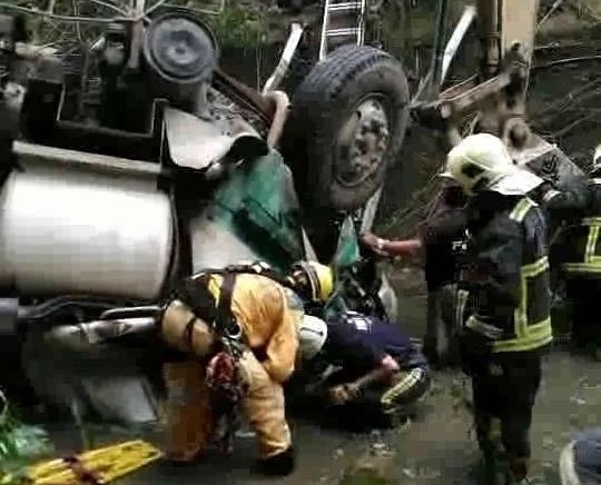 消防隊出動怪手，支撐住駕駛座，才救出司機。