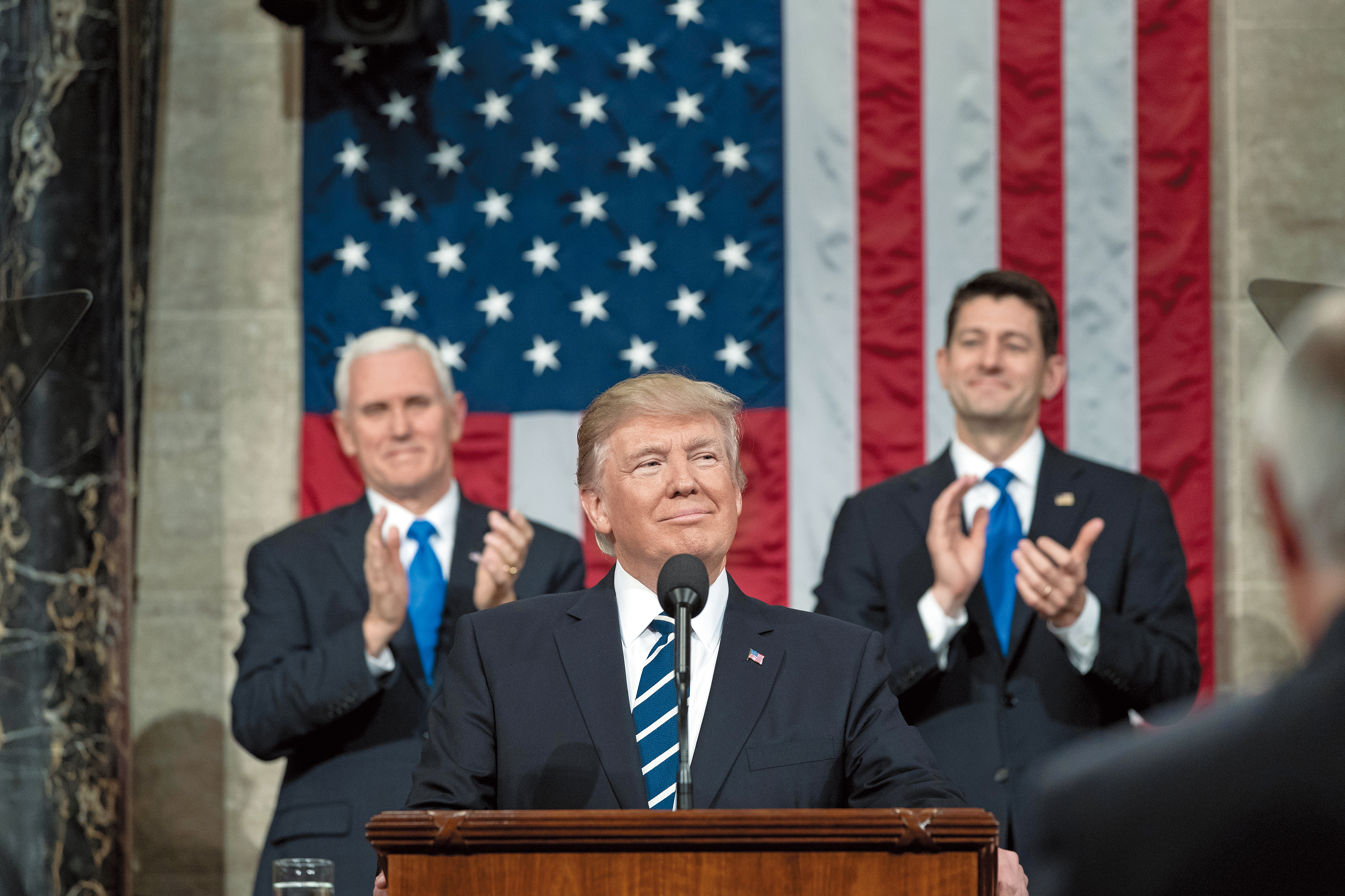 川普（中）開除了聯邦調查局長柯米，卻爬不出「通俄門」大鐵鍋，成了鍋裡青蛙，他的麻煩才剛開始。（翻攝自Whitehouse Flickr）