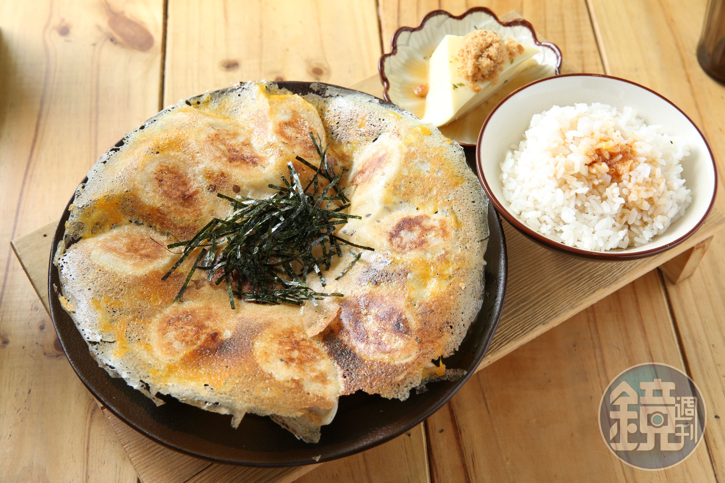 「芝士煎餃定食」外型是酥脆金黃冰花煎餃，內餡是熟悉的台式水餃風味。（190元／份）