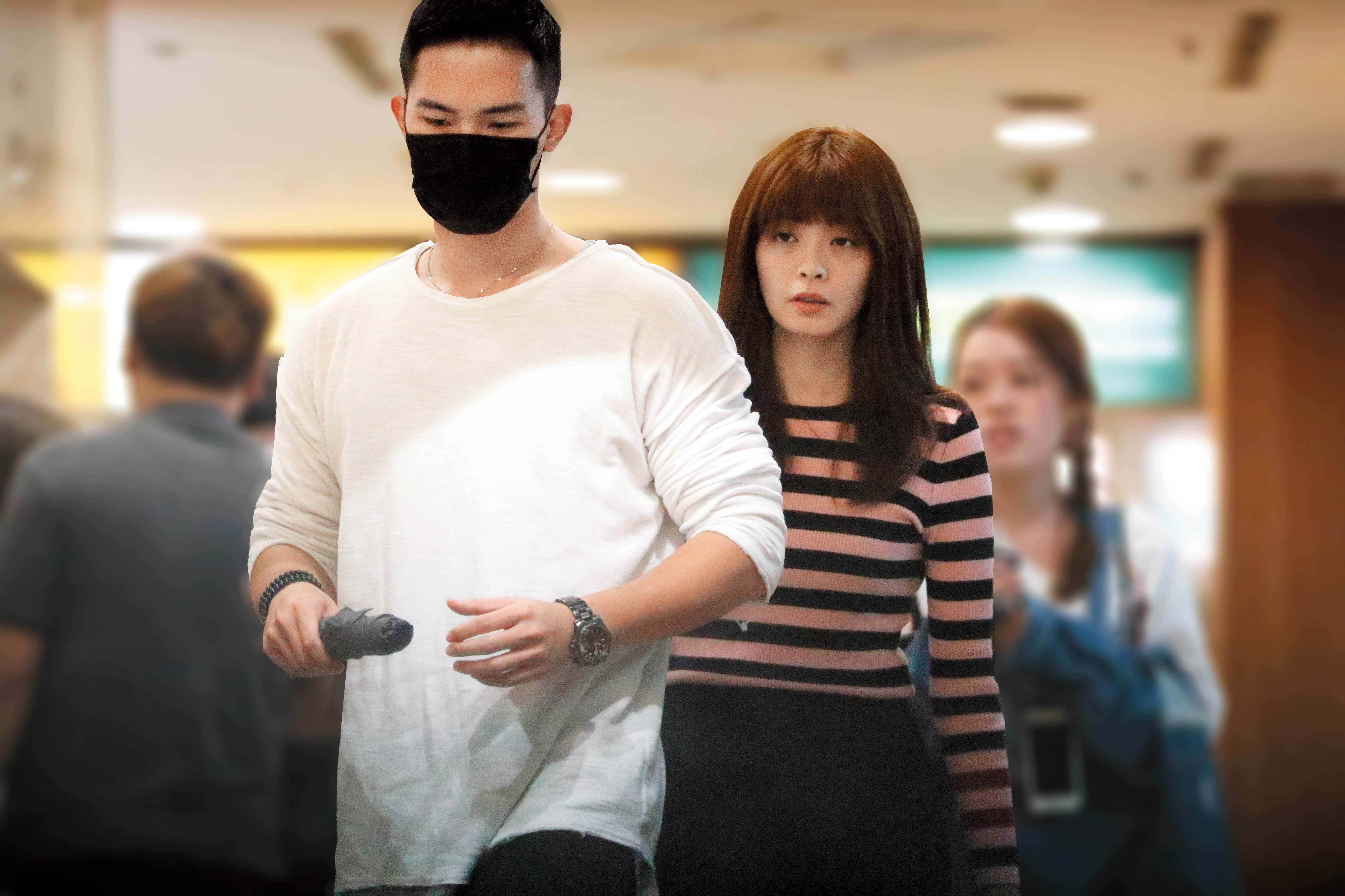 夏如芝在電影散場時挽著一名戴著黑色口罩的男子，據查，是同經紀公司「伊林」的楊鎮。巧的是，夏如芝的前男友張雁名，也屬伊林旗下，看來她相當嗜吃窩邊草。