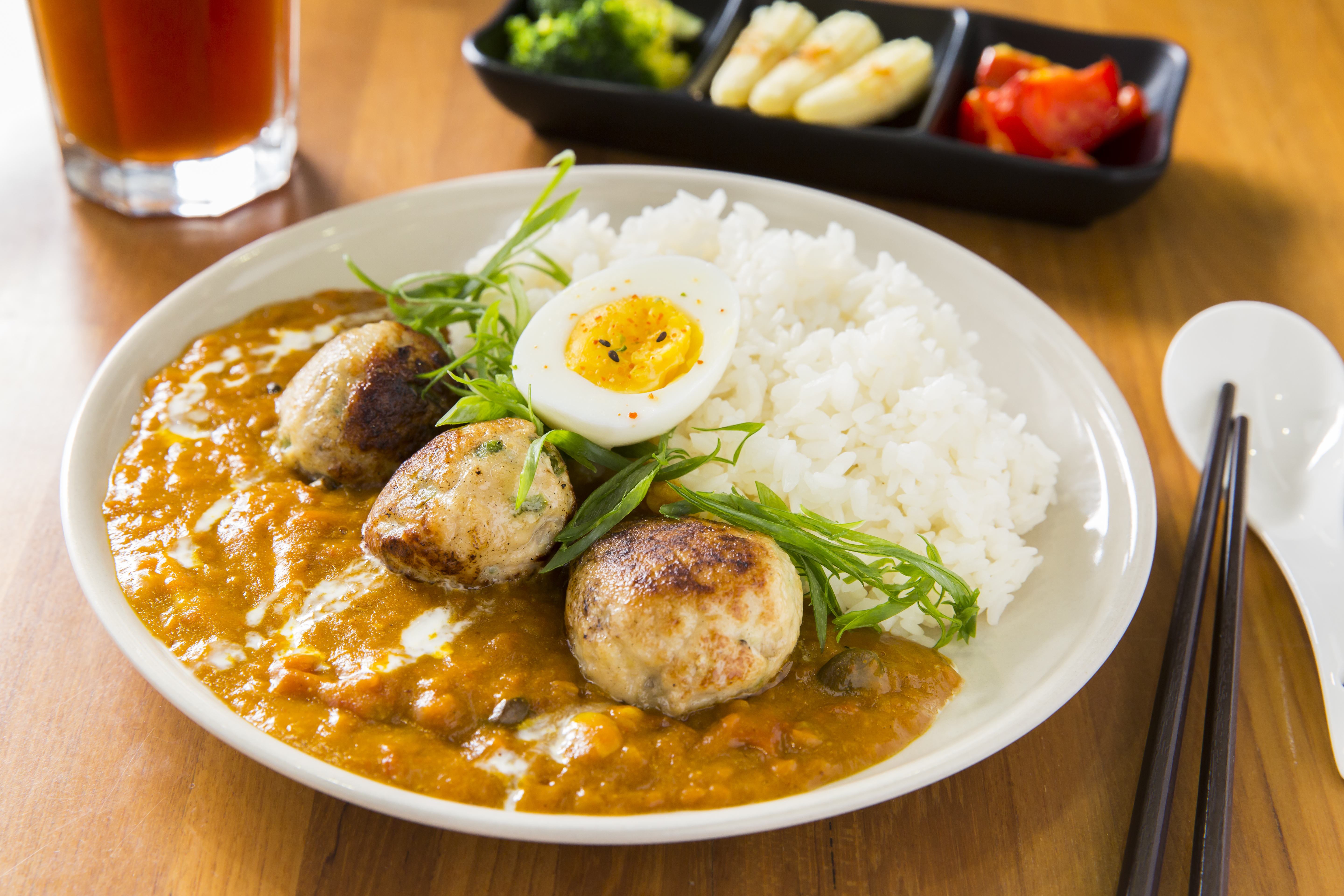 「手工雞肉丸搭配番茄咖哩」胖呼呼丸子包進菜脯，添脆增香。（160元／份，期間限定）