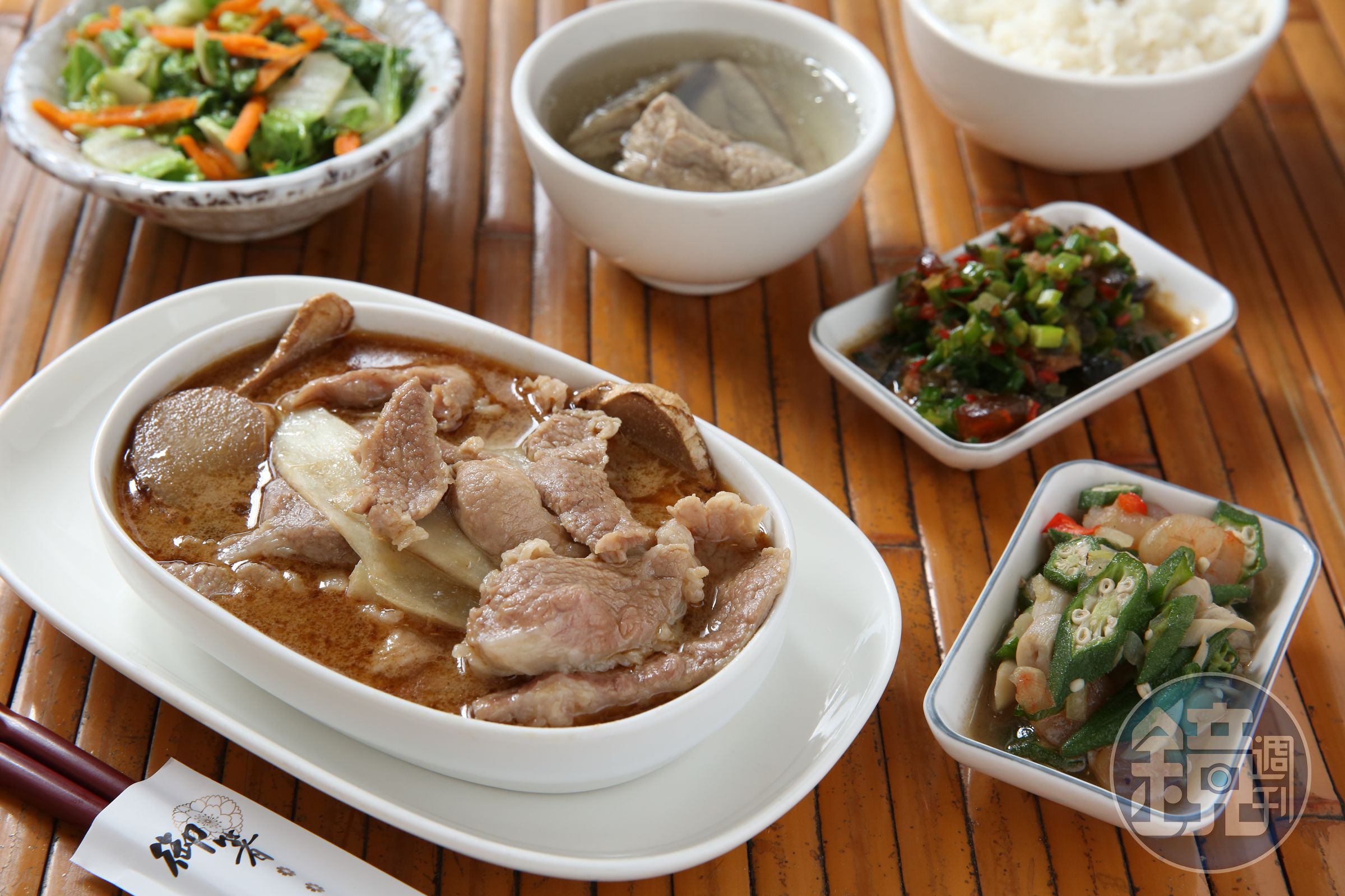 「麻油嫩肉」選用老字號「信成麻油」和煸過的老薑、嫩薑與豬肉「二層肉」同煮，薑香有味。（330元／份）