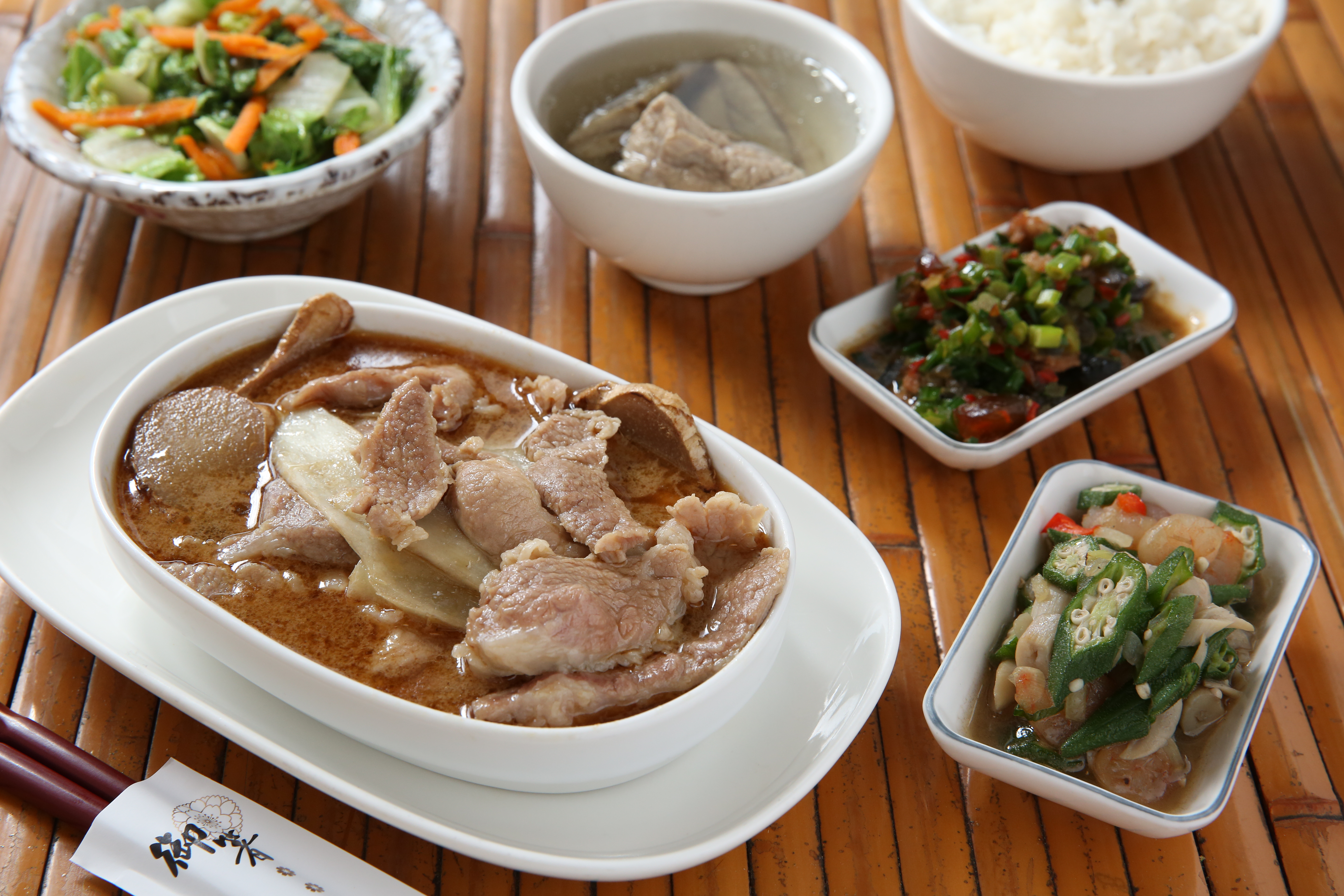 「麻油嫩肉」選用老字號「信成麻油」和煸過的老薑、嫩薑與豬肉「二層肉」同煮，薑香有味。（330元／份）