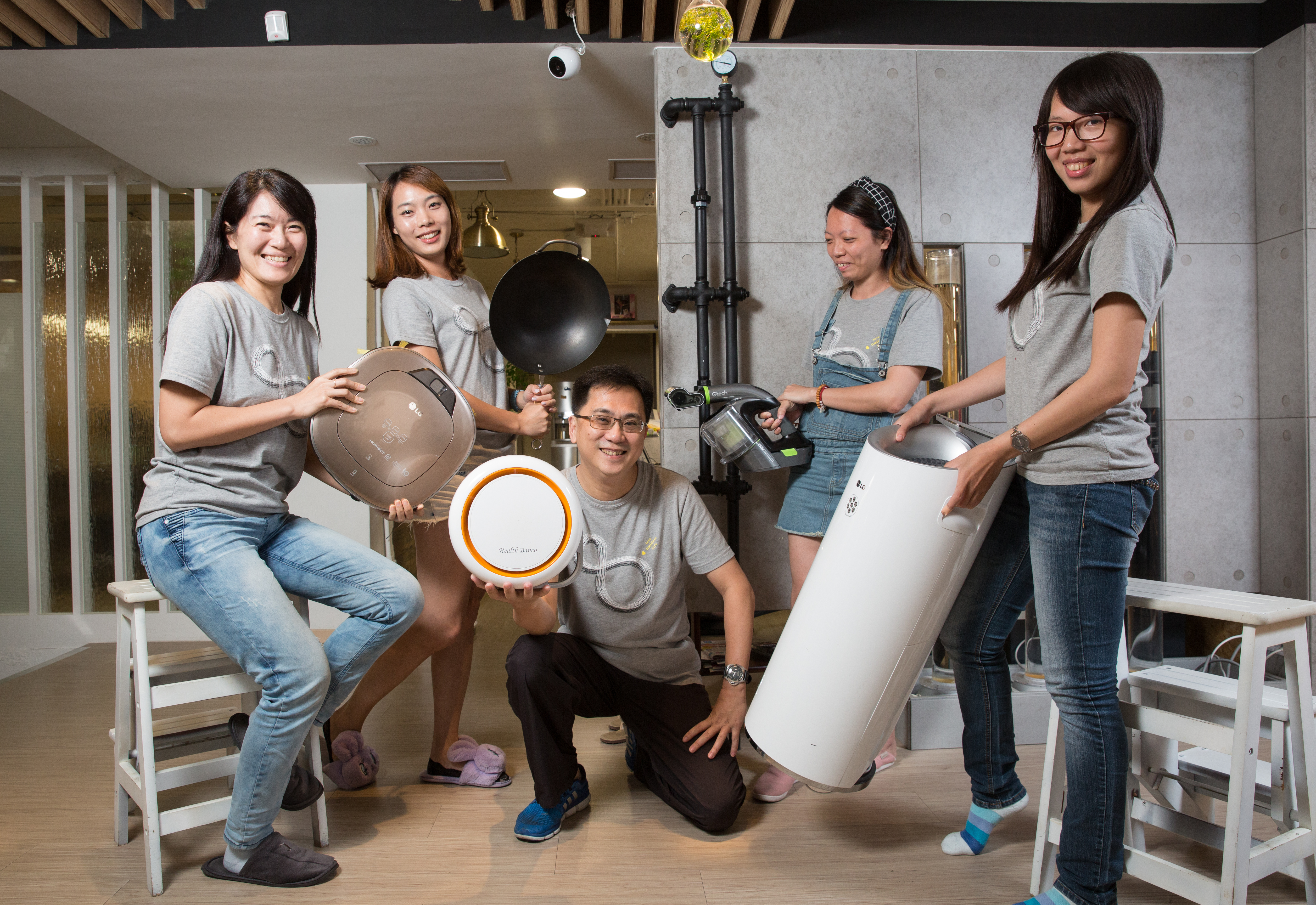 網路代號486的陳延昶（左三），2007年成立團購網，主打家電產品，去年搭上網路直播熱潮，業績衝上16億元。