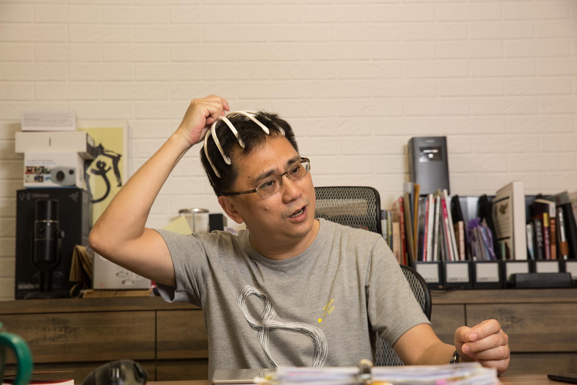 採訪時，陳延昶隨手拿起在日本買的針狀的按摩器倒插在頭上按摩，在他看來，會賣的人，肯定是個很精、很會買的人。