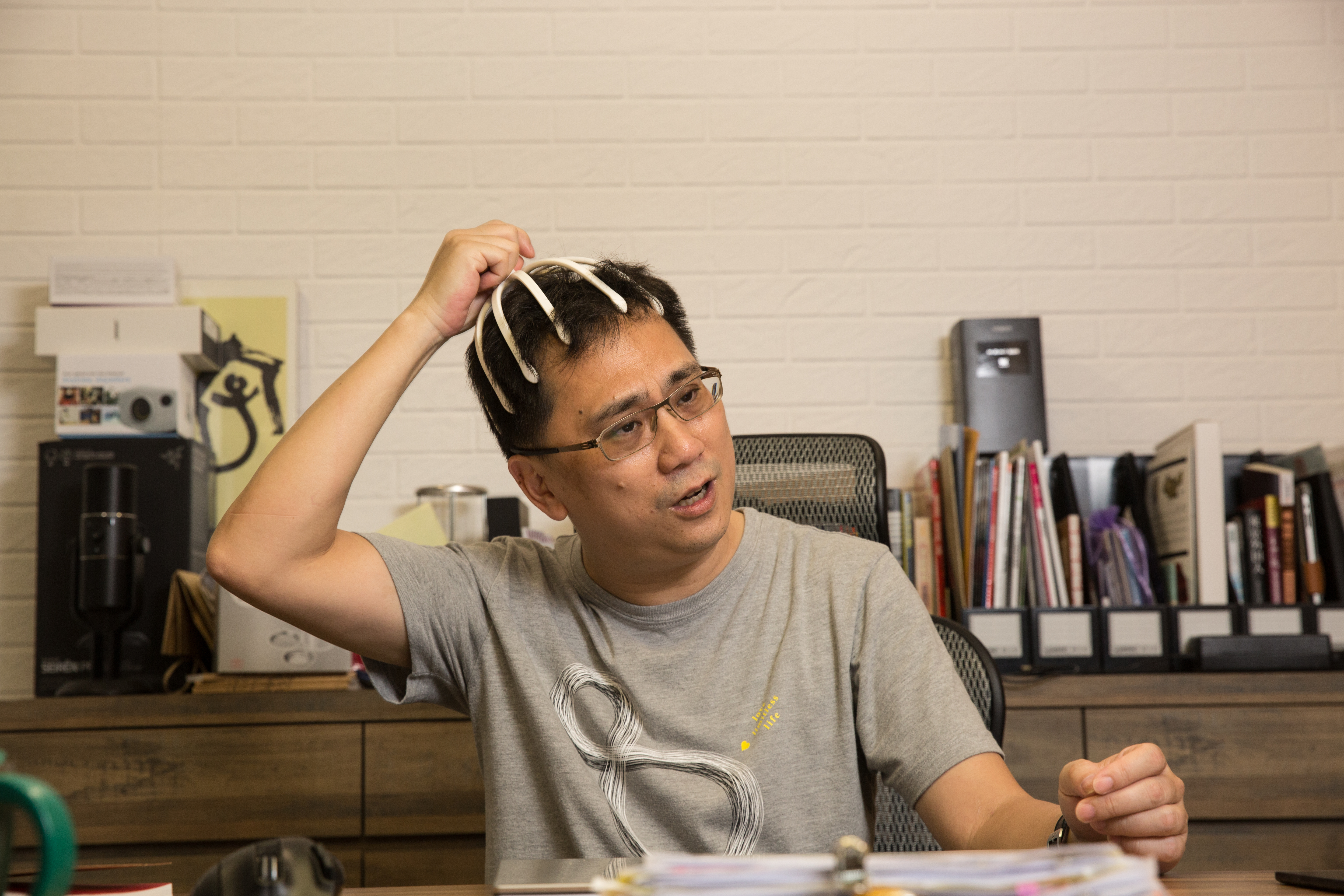 採訪時，陳延昶隨手拿起在日本買的針狀的按摩器倒插在頭上按摩，在他看來，會賣的人，肯定是個很精、很會買的人。