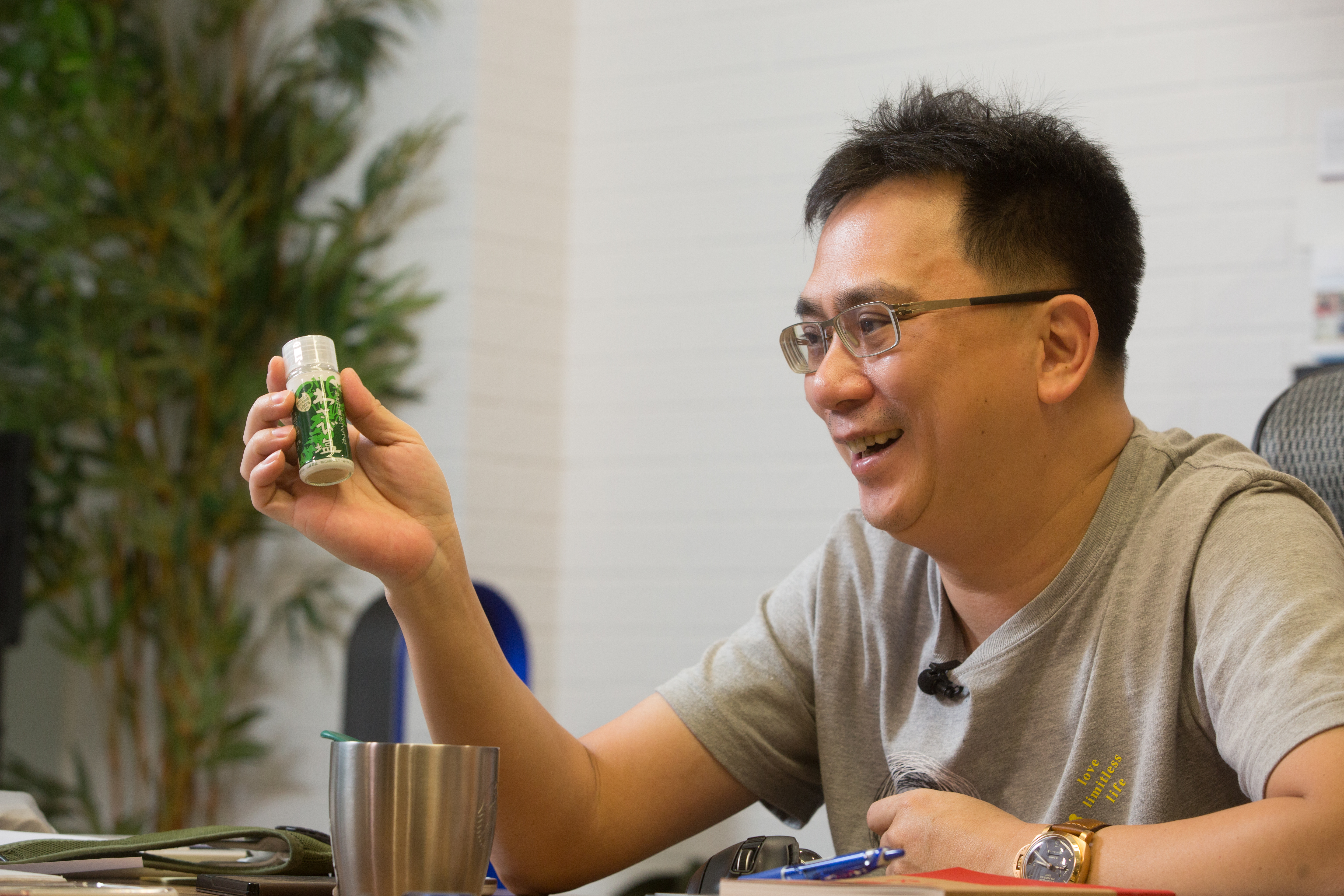 經營團購前，陳延昶就愛上網購物，開始組團後「症頭」更強，每年花上百萬元買產品試用。