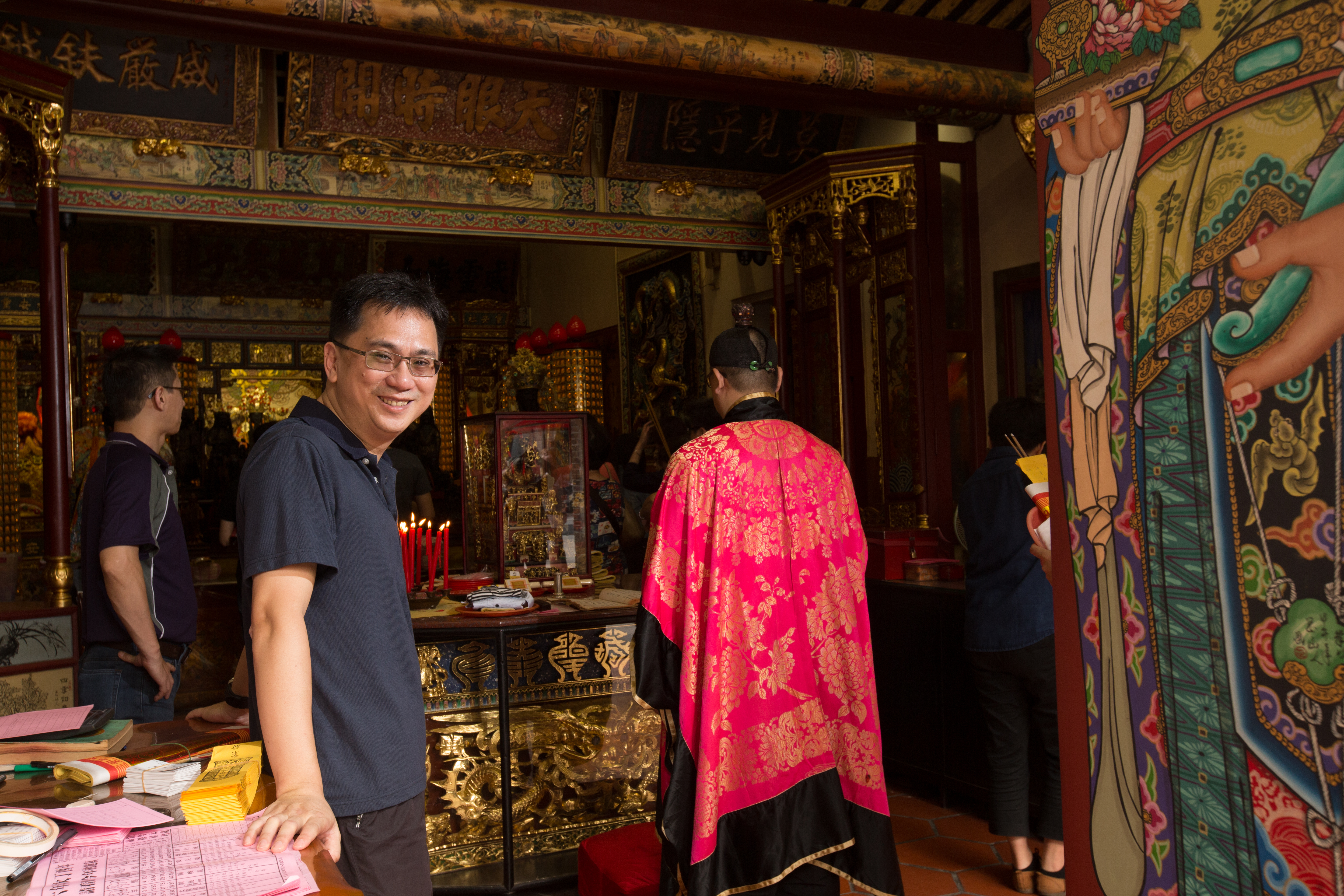 因祖先渡海來台時請城隍爺壓船坐鎮，陳延昶是台北霞海城隍廟的第7代子孫。