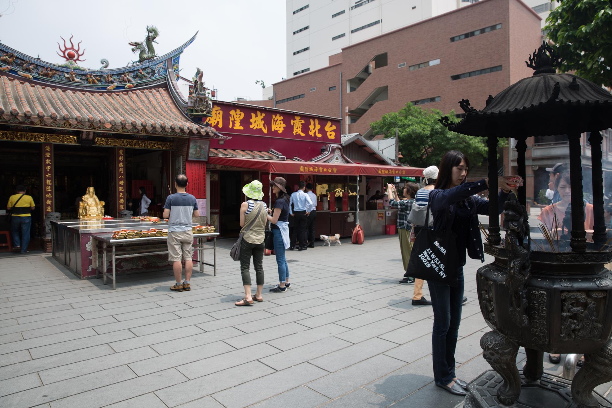 台北霞海城隍廟供奉的月下老人，因求姻緣靈驗，每日參拜的香客絡繹不絕。