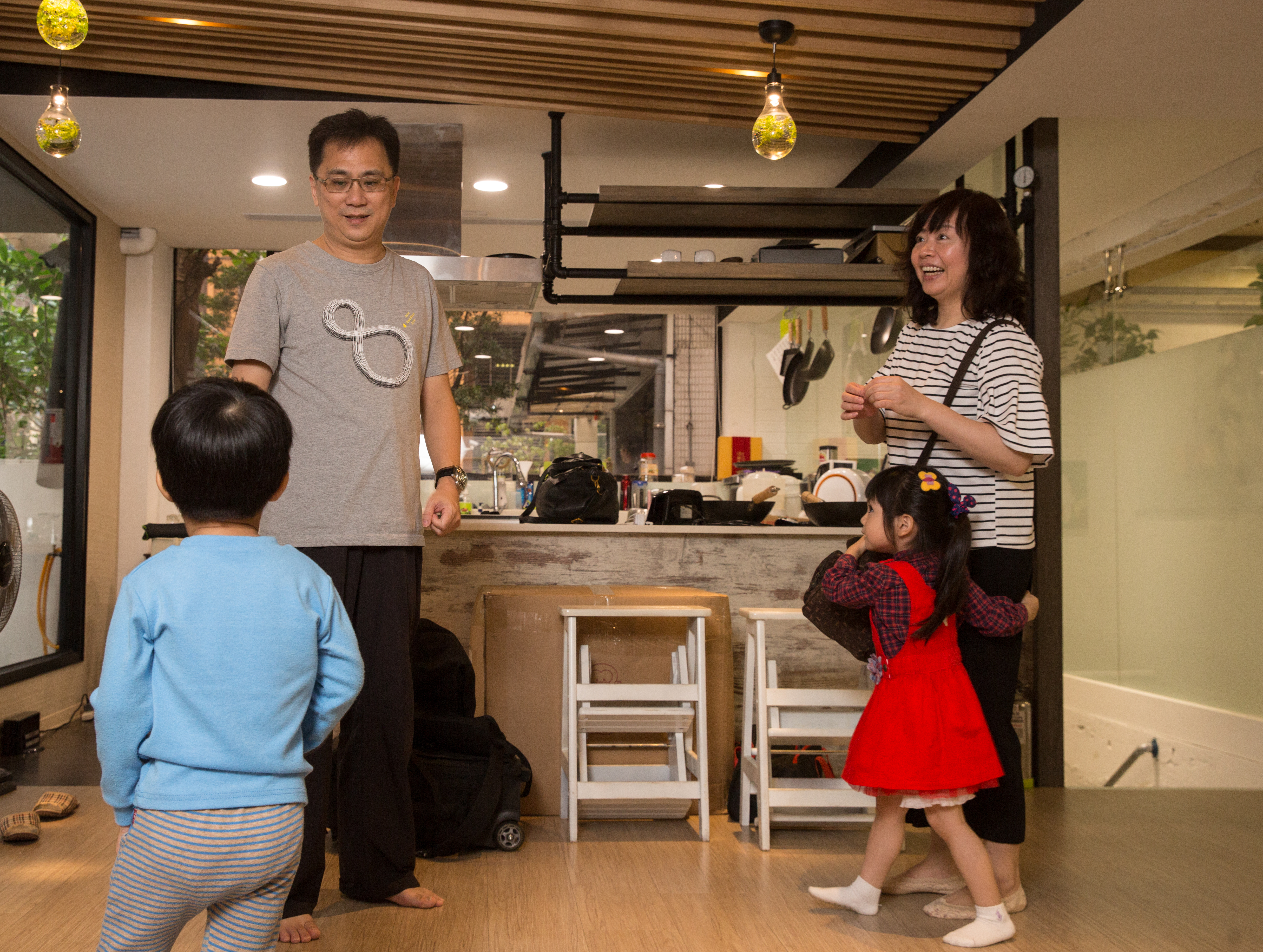 因父母自小離異，渴望家庭完整的陳延昶（左二），每每看到顧客帶小孩來，便成了孩子王。
