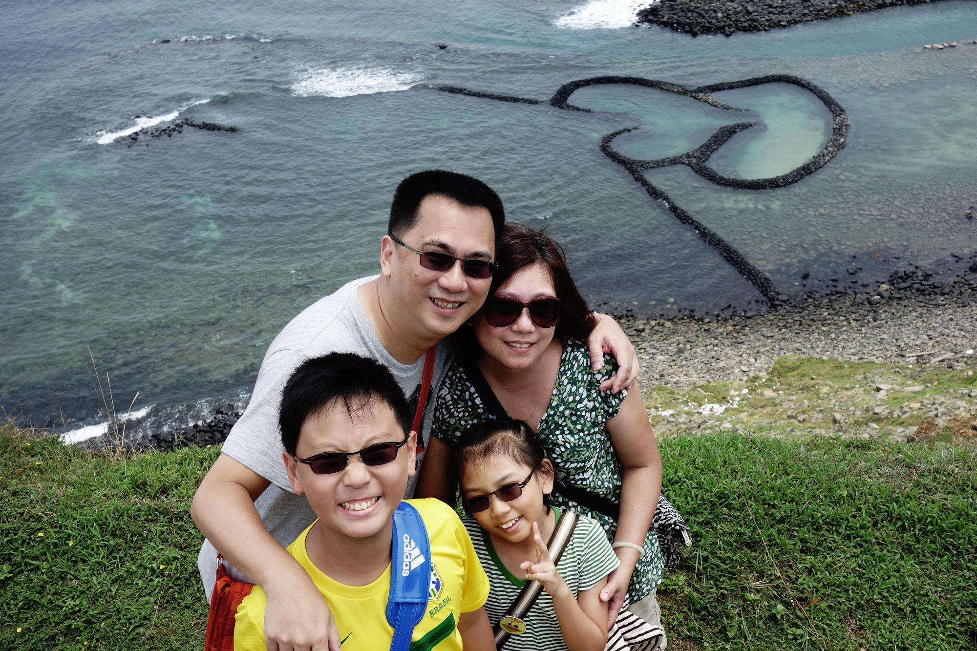 因父母自小離異,渴望家庭完整的陳延昶(後排左二)常與家人旅行。(陳延昶提供)