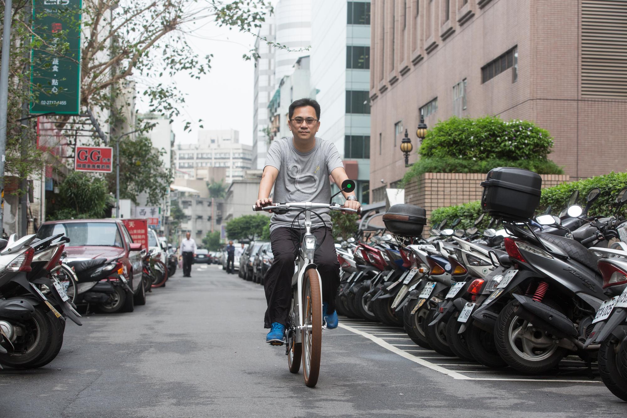 陳延昶每天醒來第一件事,就幫小孩買早餐。他對現在的生活充滿感謝說:「現在就是我的人生、這一輩子最好、最好的時候。」