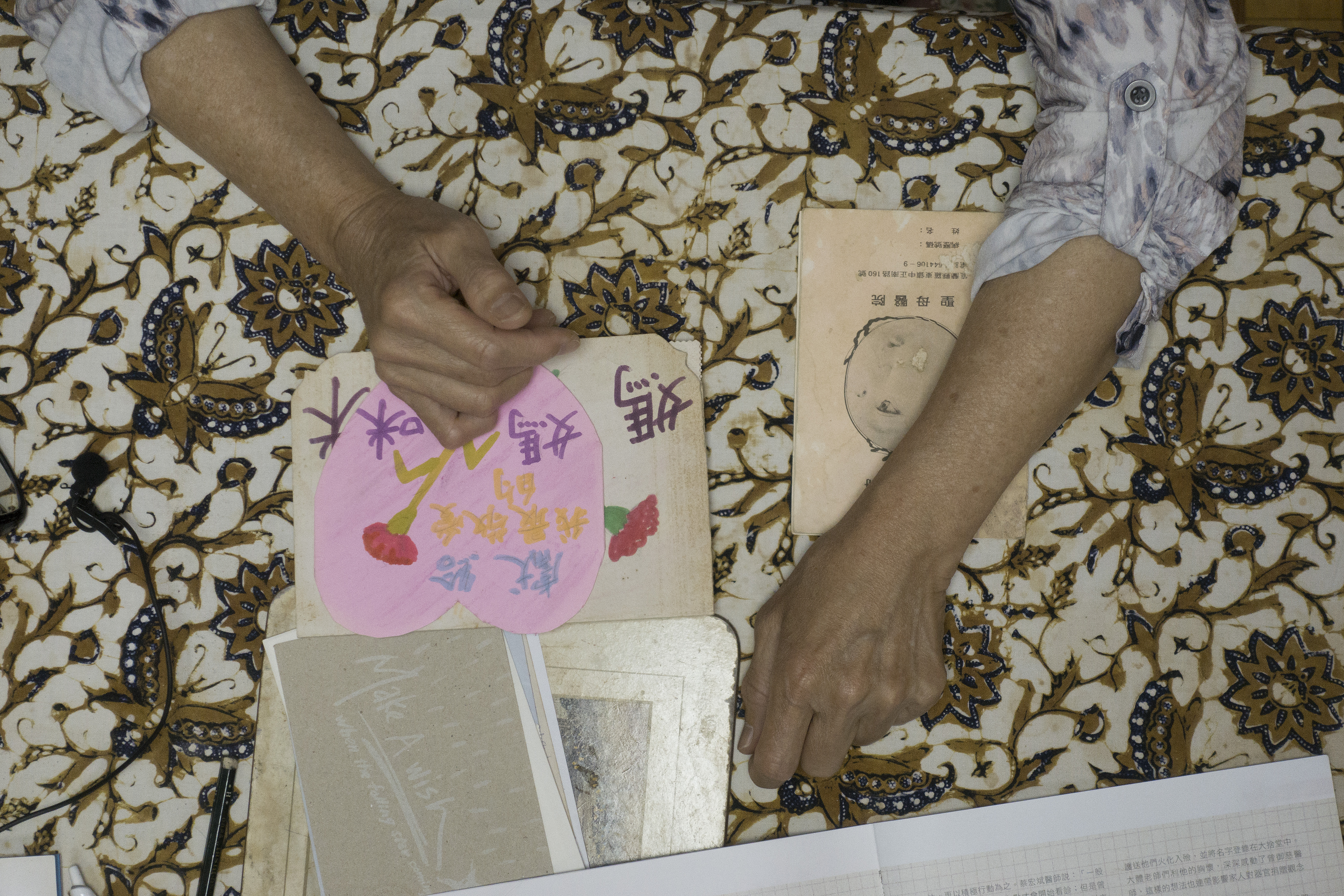 陳敏香依舊完整保留著曾御慈從小到大的母親節卡片、日記本和照片。