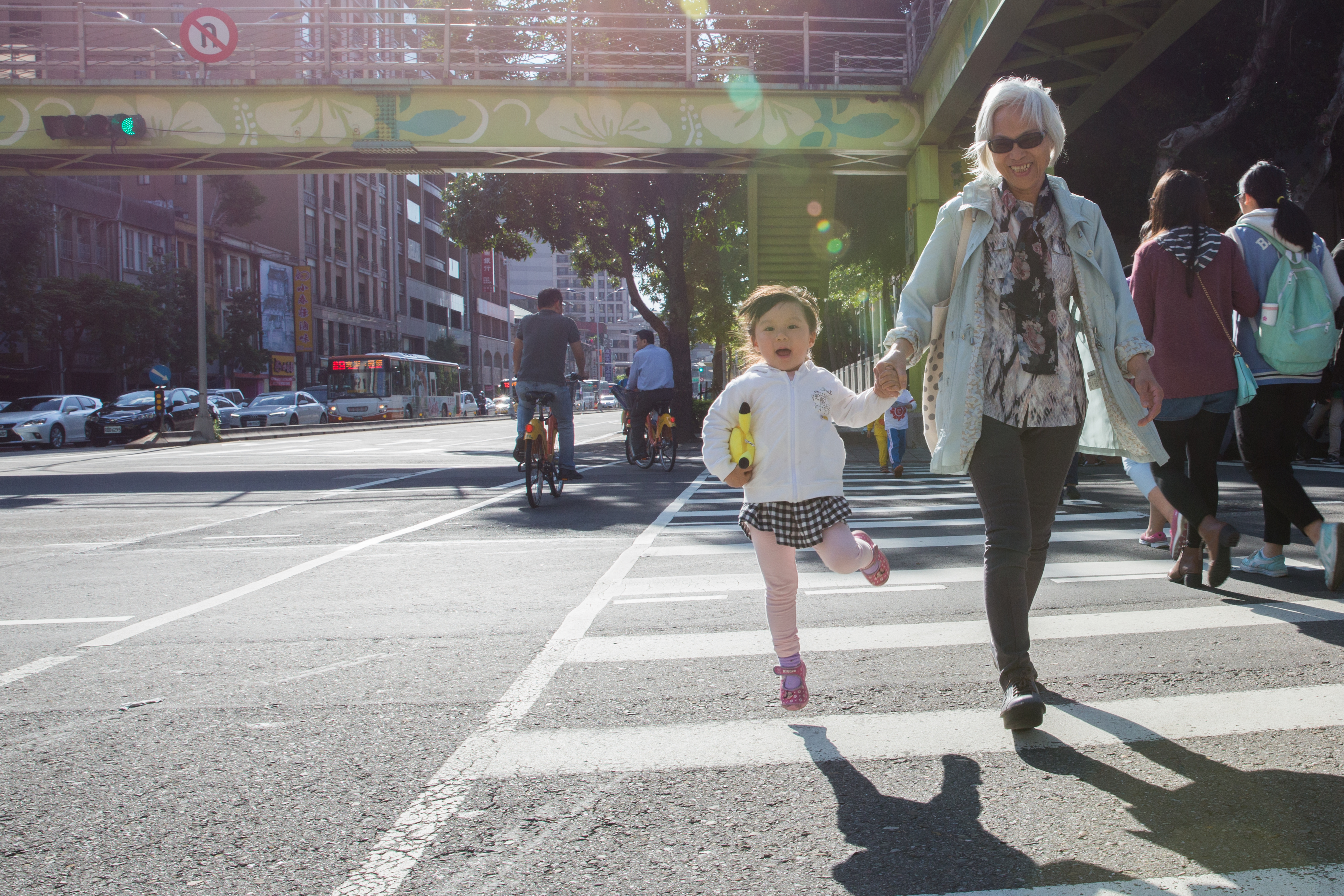 過馬路時，她總是緊緊牽著孫女的手。