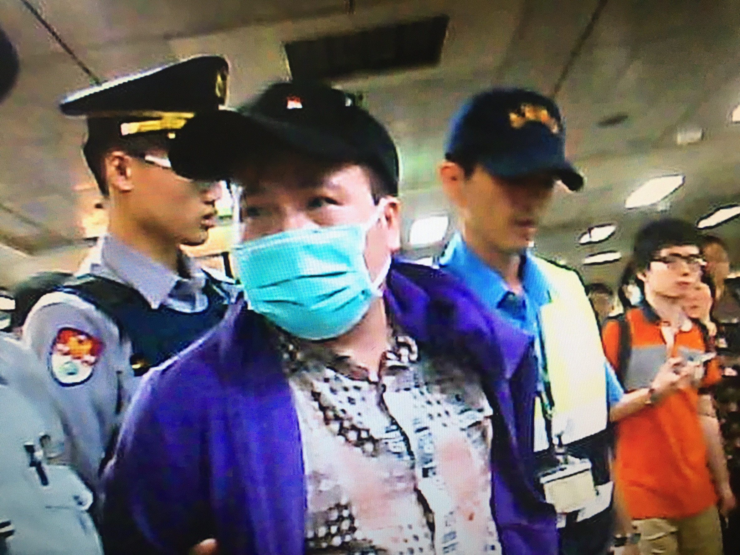 陳男在月台等車時，身上掉出一把手槍，嚇壞其他等車的乘客。