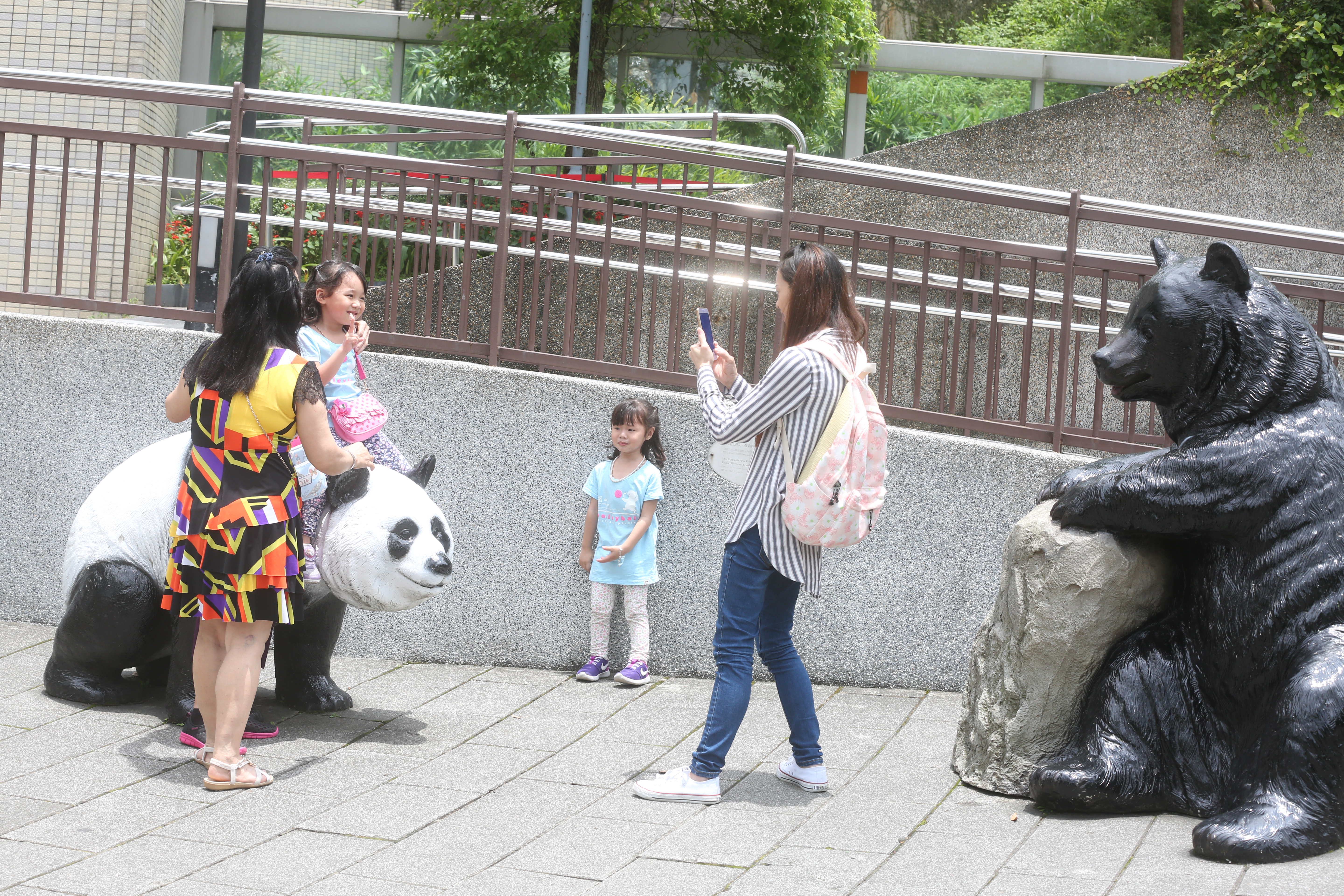 小朋友愛去的台北市木柵動物園，遭爆違法向廠商勸募。