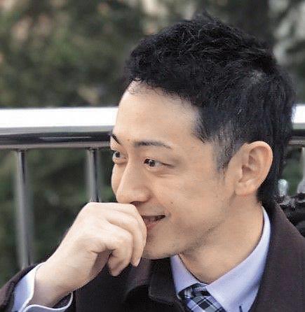 日籍西裝男名叫啟介，時常作西裝打扮，看來是個上班族。他按小胖的臉書貼文「愛心」按得很勤。（翻攝自有馬啟介臉書）