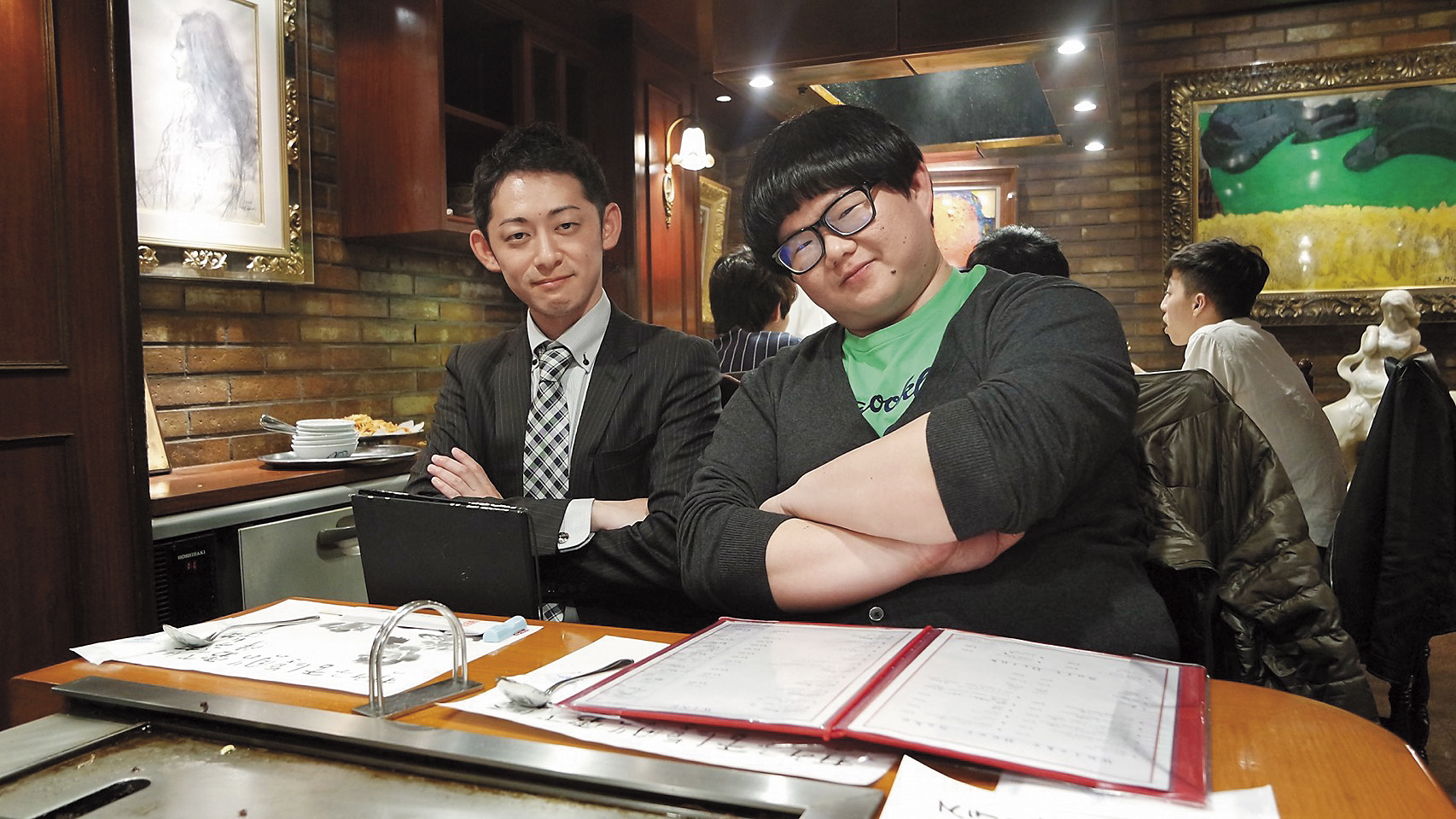 今年4月小胖（右）遊關西時，在牛排鐵板燒餐廳留下跟新歡的合照。（翻攝自林瑀諾臉書）