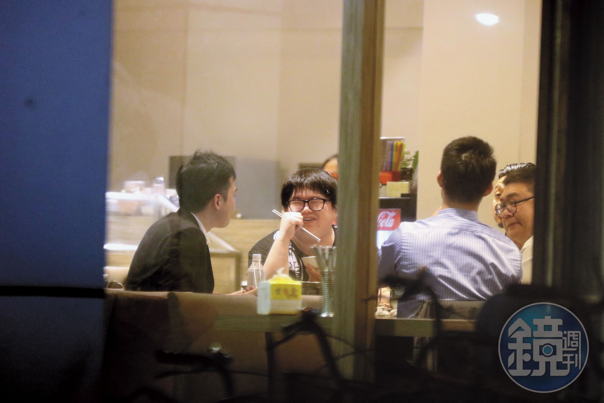本刊連續直擊小胖（右）的台灣生活，其實就是一直吃一直吃，這天他半夜到清粥小菜吃宵夜。