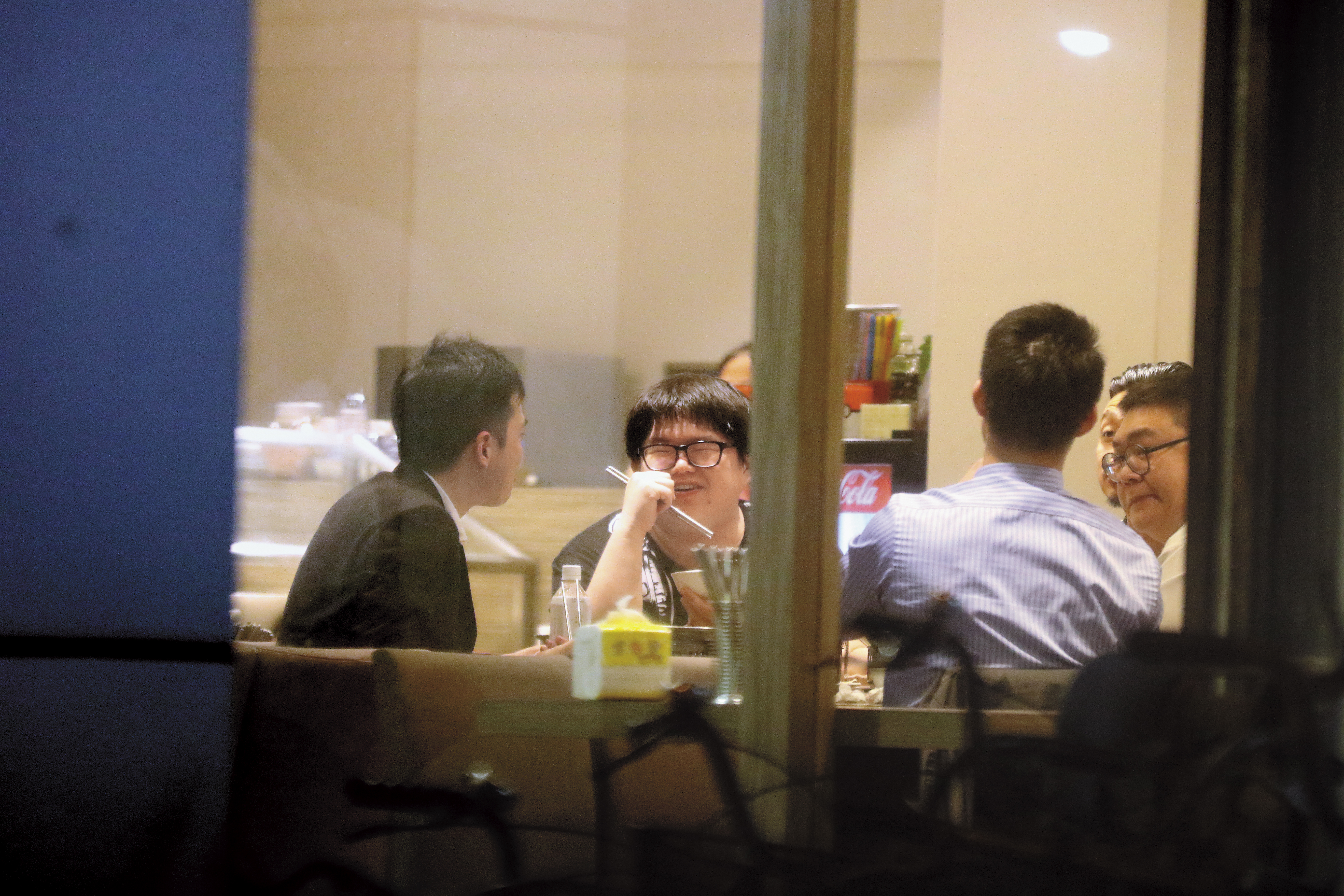 本刊連續直擊小胖（右）的台灣生活，其實就是一直吃一直吃，這天他半夜到清粥小菜吃宵夜。