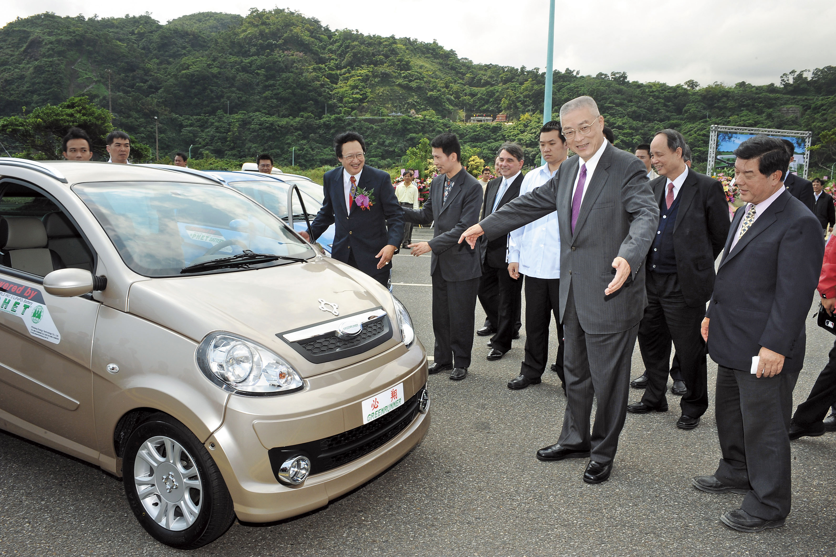 吳敦義在行政院長任內曾前往必翔廠商參觀電動車，大讚必翔是了不起的公司，有創新與研發能力。（翻攝行政院網站）