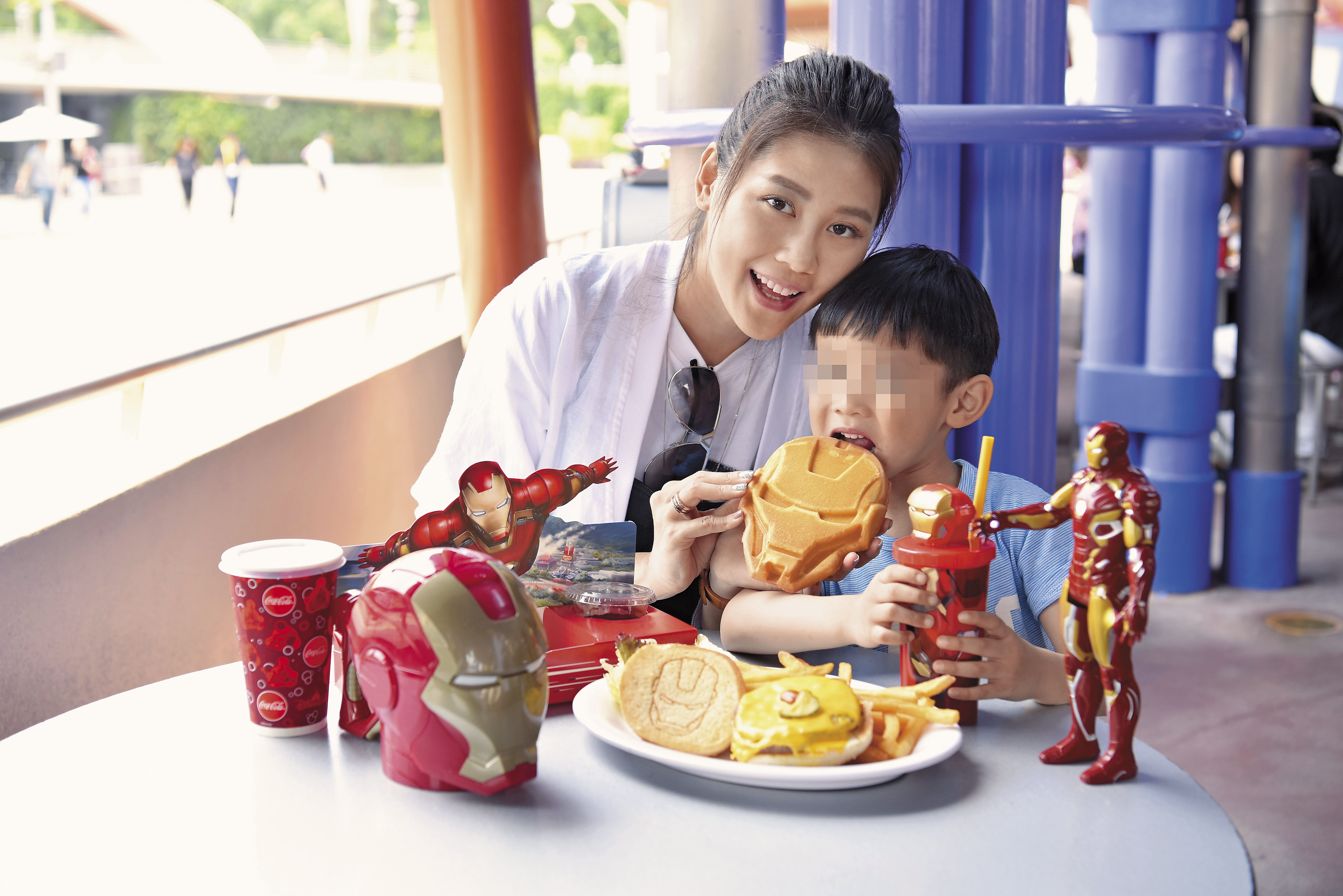 嚴立婷帶兒子出國度假，享受親子時光。