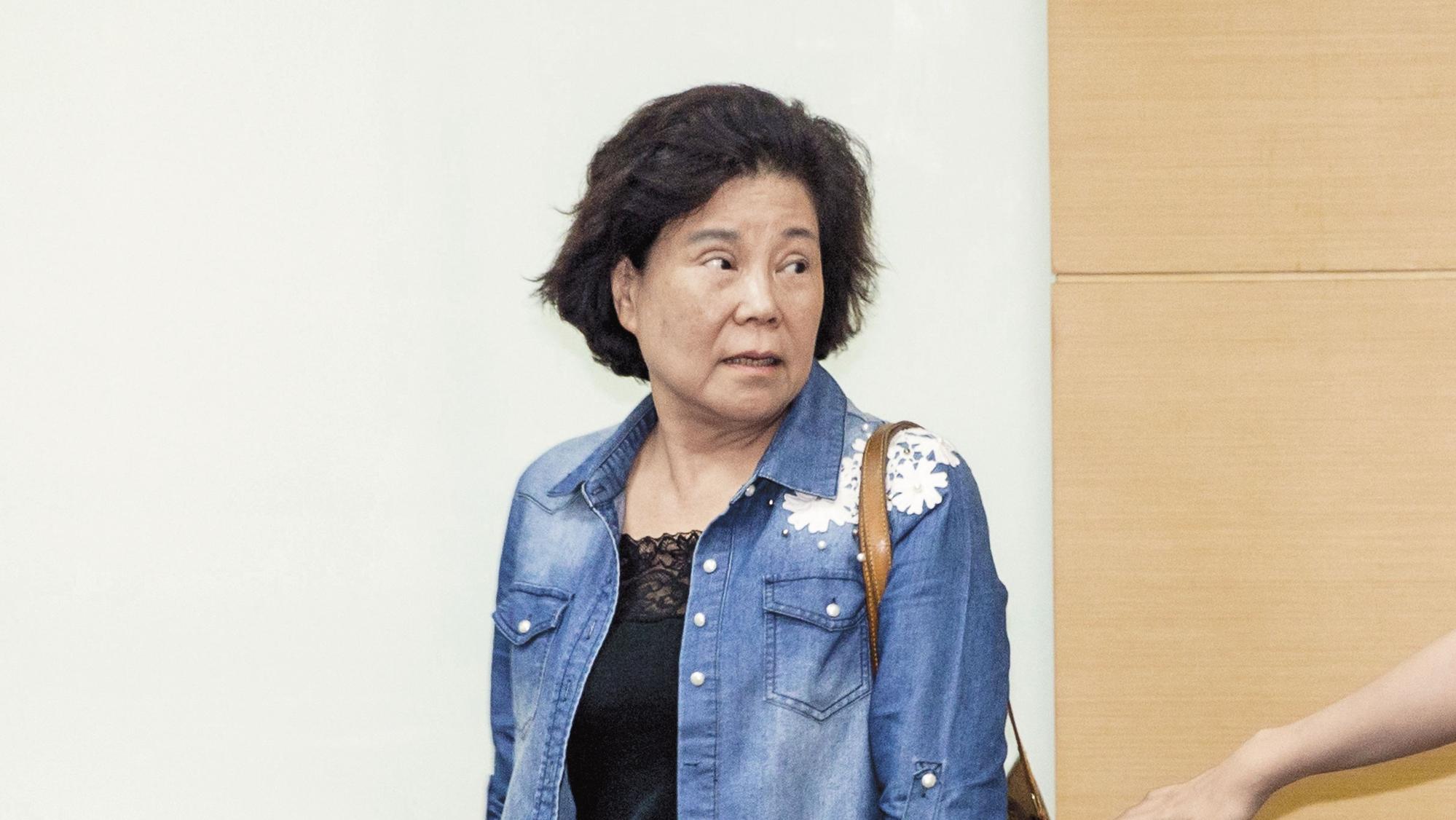 伍必翔的妻子伍蔣清明因炒股案，訊後被以300萬元交保。
