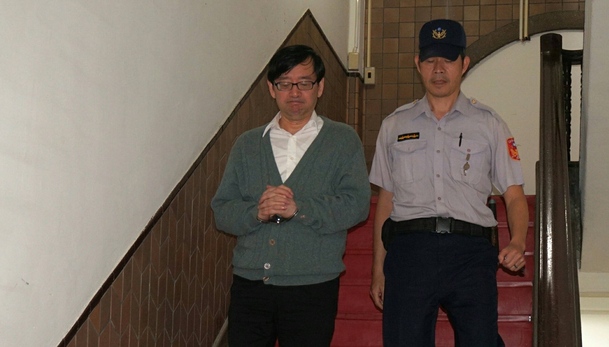 幸福人壽前董事長鄧文聰已涉掏空案遭收押，高院23日開庭，他的委任律師卻全缺席。