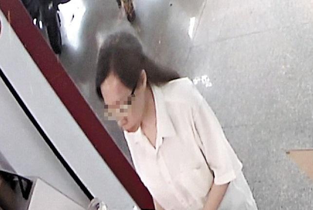鄰居表示，中度精障的林女常常一個人在外頭閒晃，有時還會偷拿鄰居的物品，讓鄰里相當頭痛。（翻攝畫面）