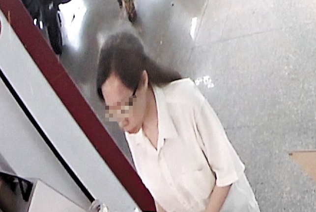 鄰居表示，中度精障的林女常常一個人在外頭閒晃，有時還會偷拿鄰居的物品，讓鄰里相當頭痛。（翻攝畫面）