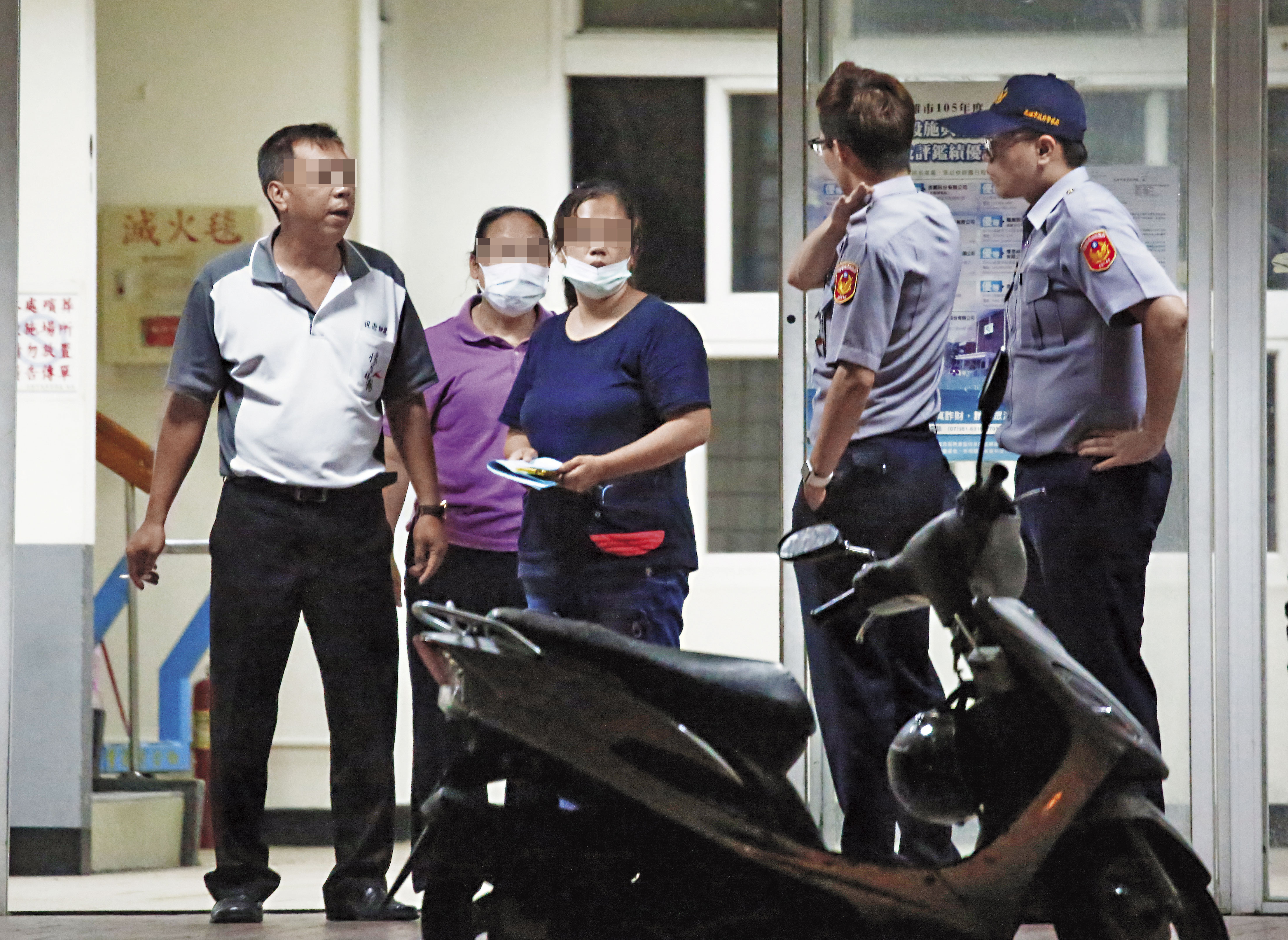 死者遭哥哥砍死後，林嫌妻子（左2）強忍悲痛到殯儀館，與檢警一同驗屍。