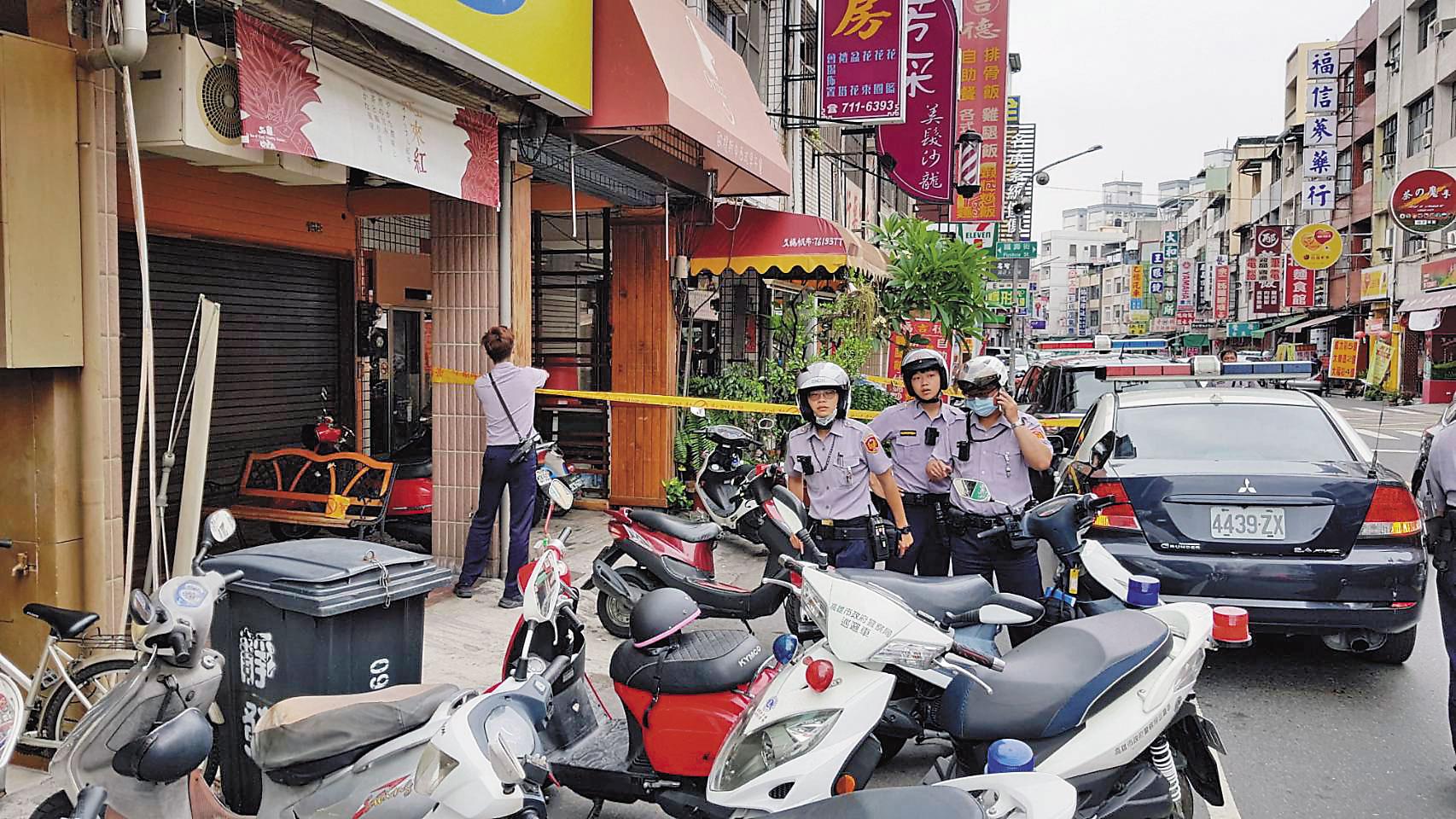 高雄福德三路街頭發生斷頭命案,當日警方圍起封鎖線,準備上樓逮人。