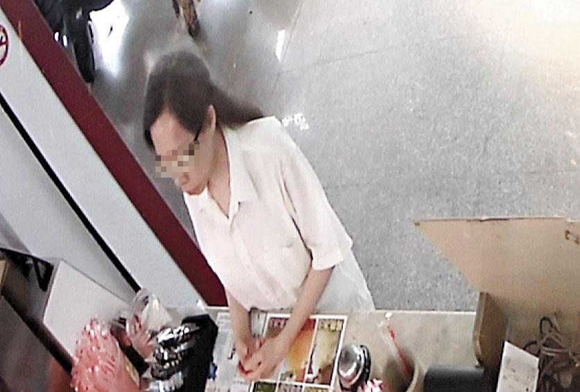 鄰居表示,中度精障的林女常常一個人在外頭閒晃,有時還會偷拿鄰居的物品,讓鄰里相當頭痛。(翻攝畫面)