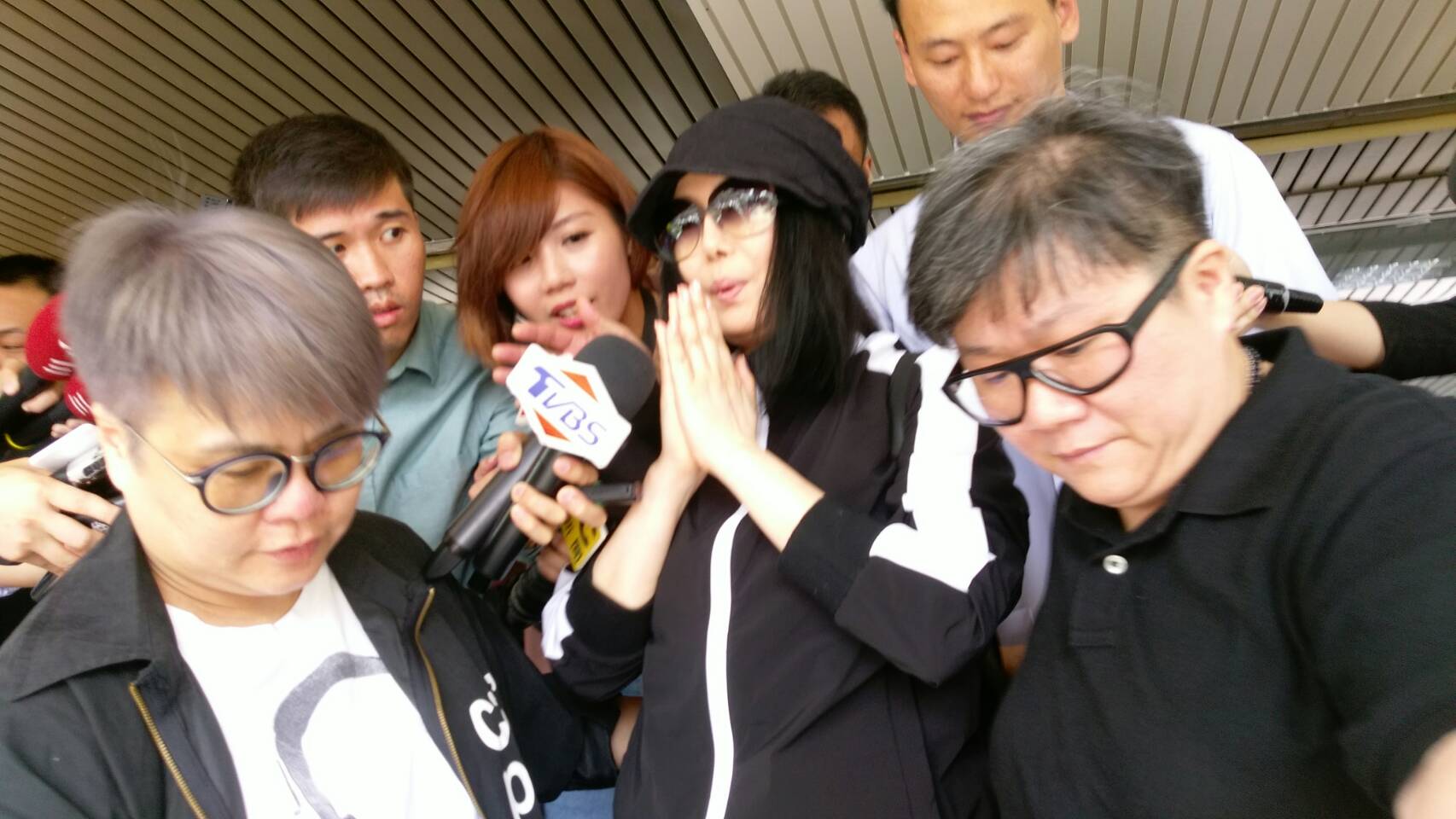 江蕙出庭指認陳金標，提到當時案發細節，仍餘悸猶存。