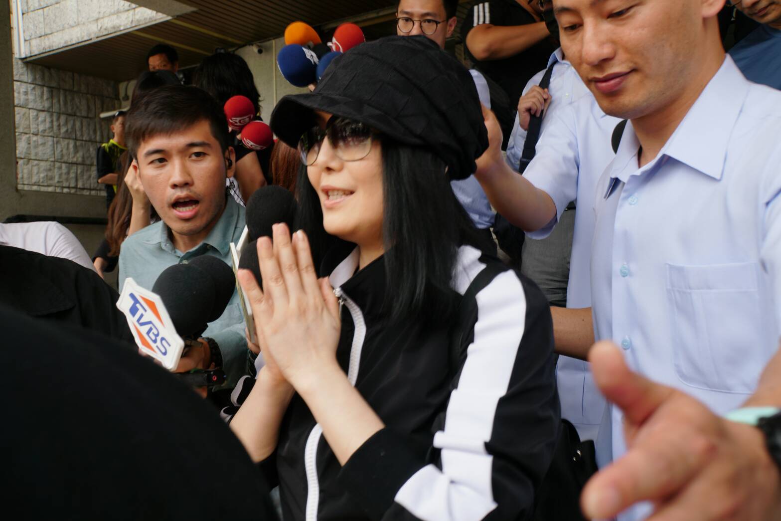 藝人「二姐」江蕙家中去年遭歹徒入侵，她以被害人身分出庭作證，勸被告認罪。