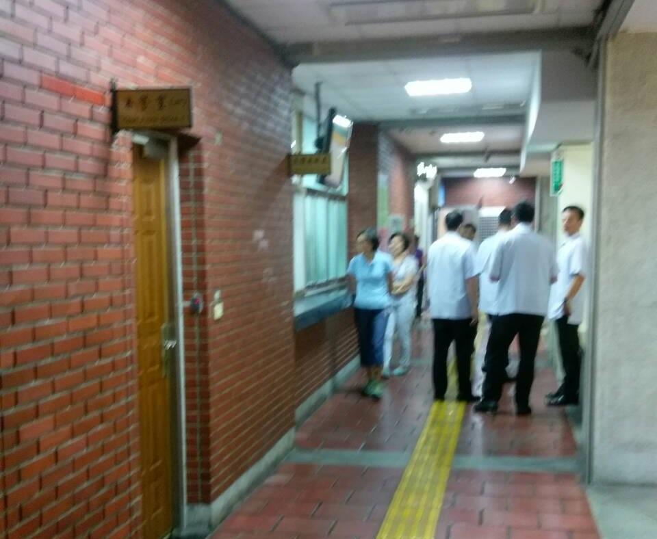 陳金標的辯護律師陳達成，他在開庭前與陳金標竊竊私語，二人彷彿在擬定作戰策略。