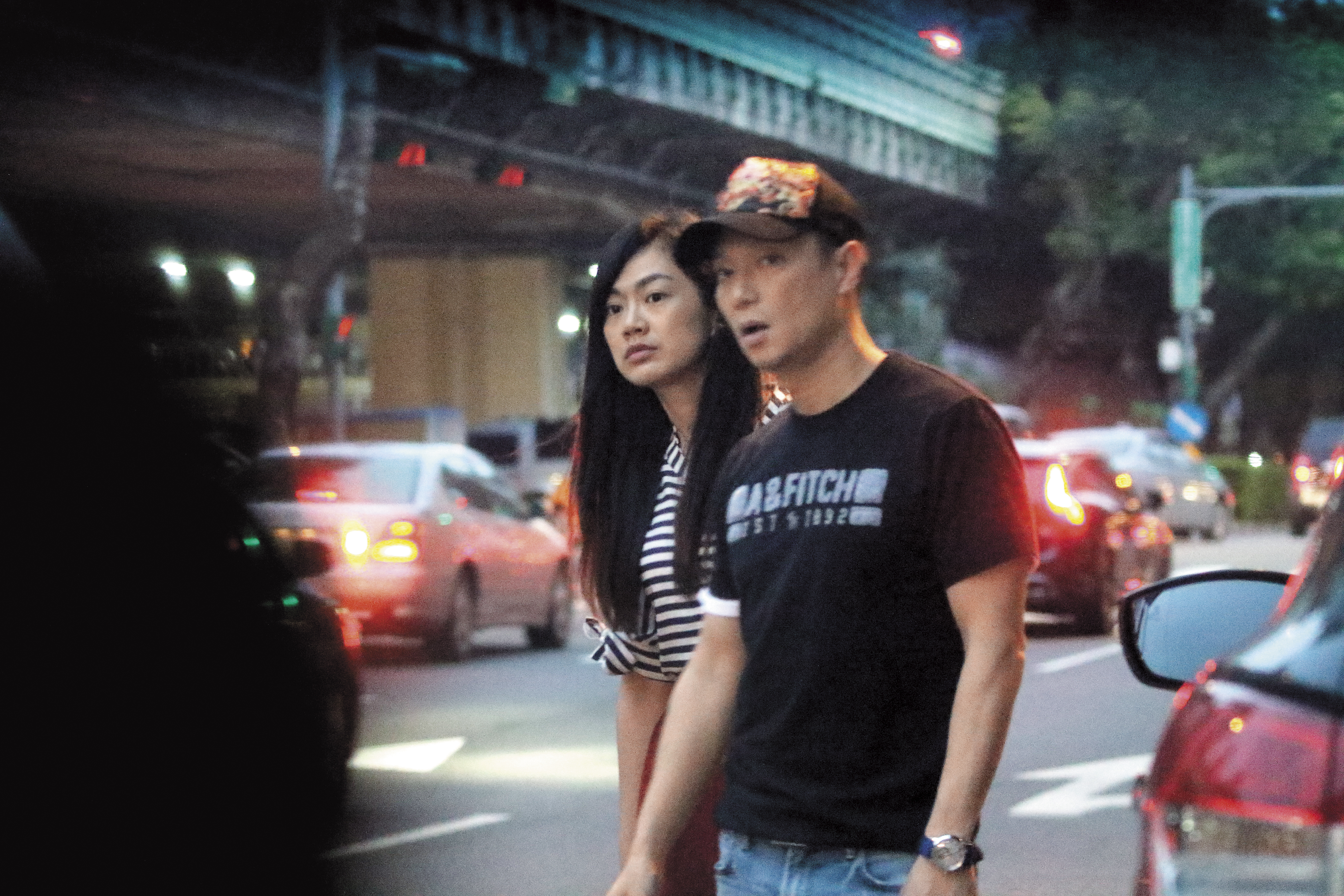謝祖武與傳聞中曖昧的吳育婷一起等車，看上去他們還算登對。