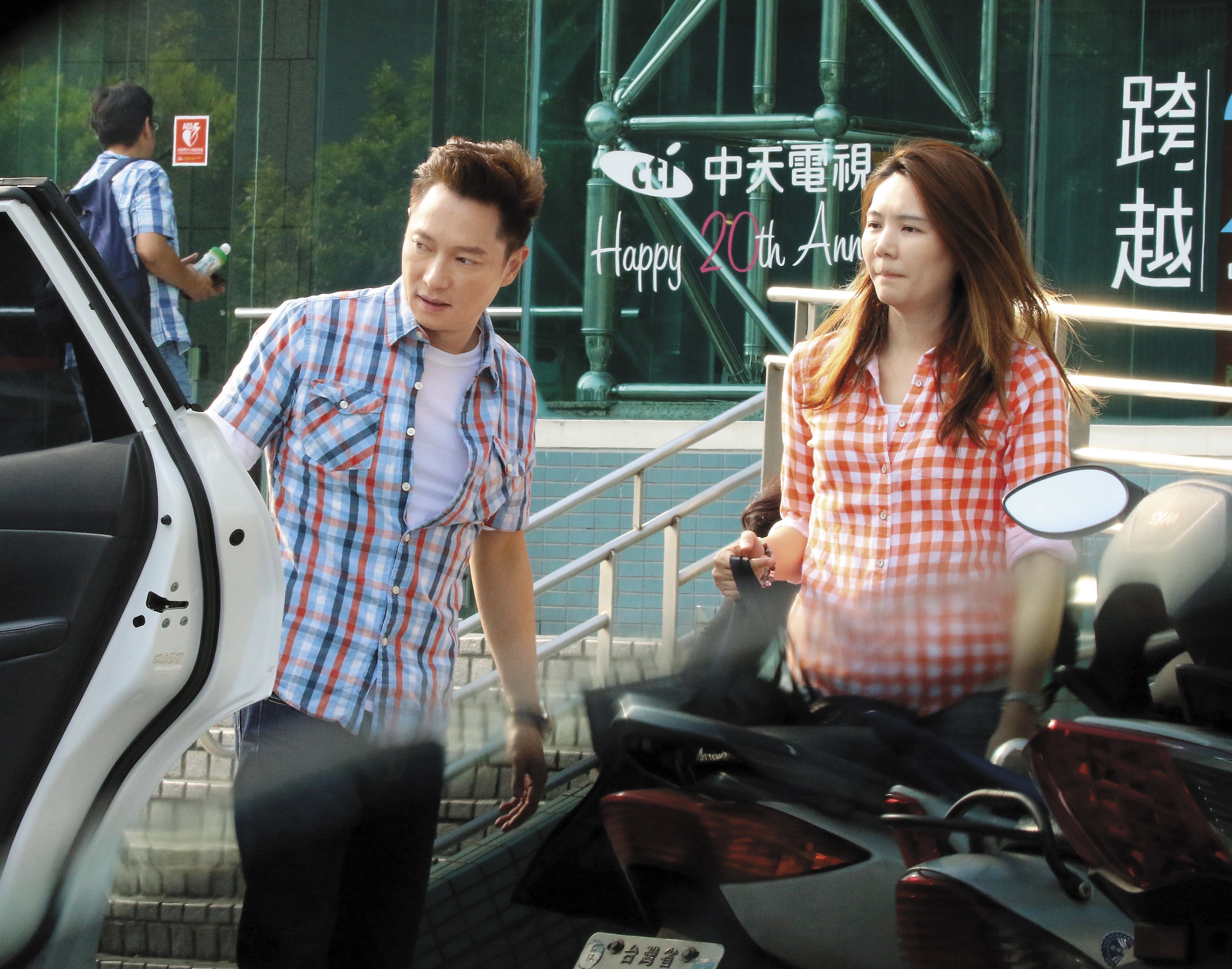 謝祖武（左）的老婆江婷琳（右）前往電視台跟謝祖武會合之後離去，傳言江婷琳很愛吃醋。