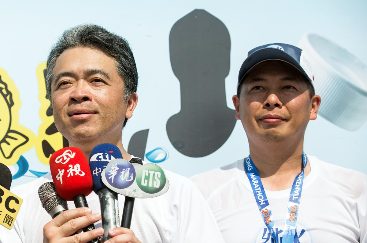 去年泰山董事長詹逸宏（左）和前副董事長詹晋嘉（右）才剛聯手取得經營權，想不到2人今年就翻臉，詹逸宏還指控詹晋嘉浮報帳目。