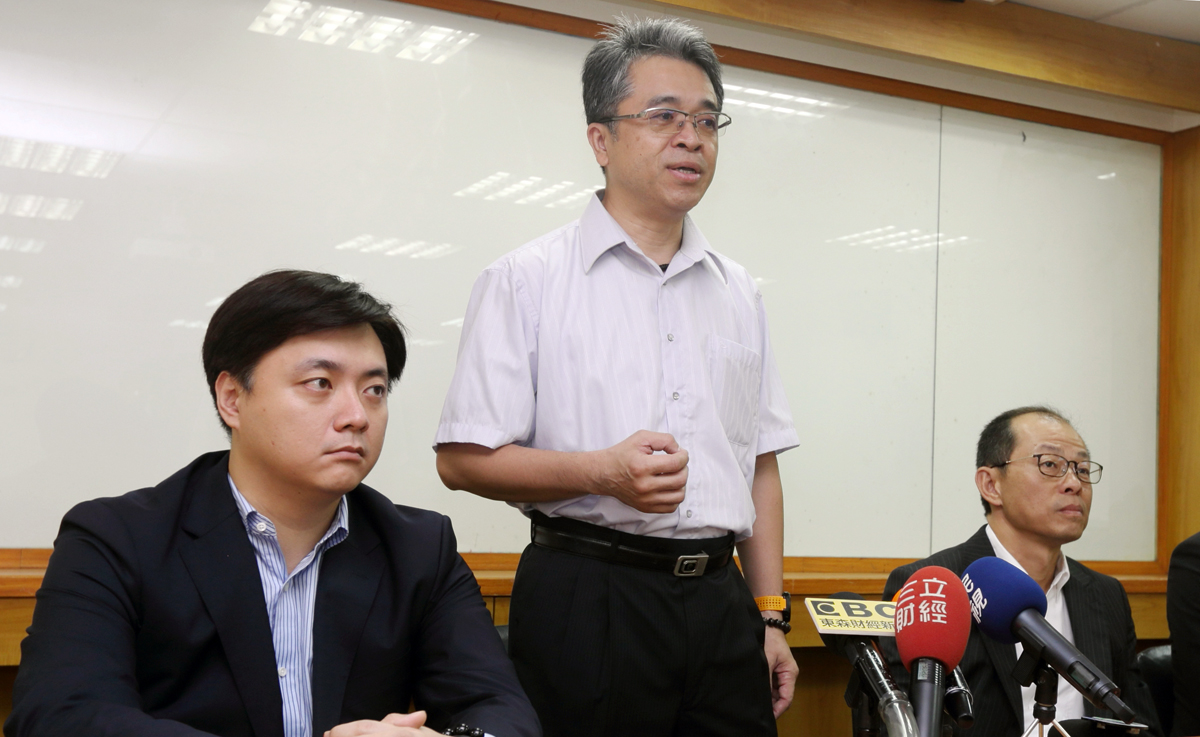 去年泰山第三代詹逸宏(中)、詹景超(右)和詹晋嘉結盟，將詹岳霖拉下台。