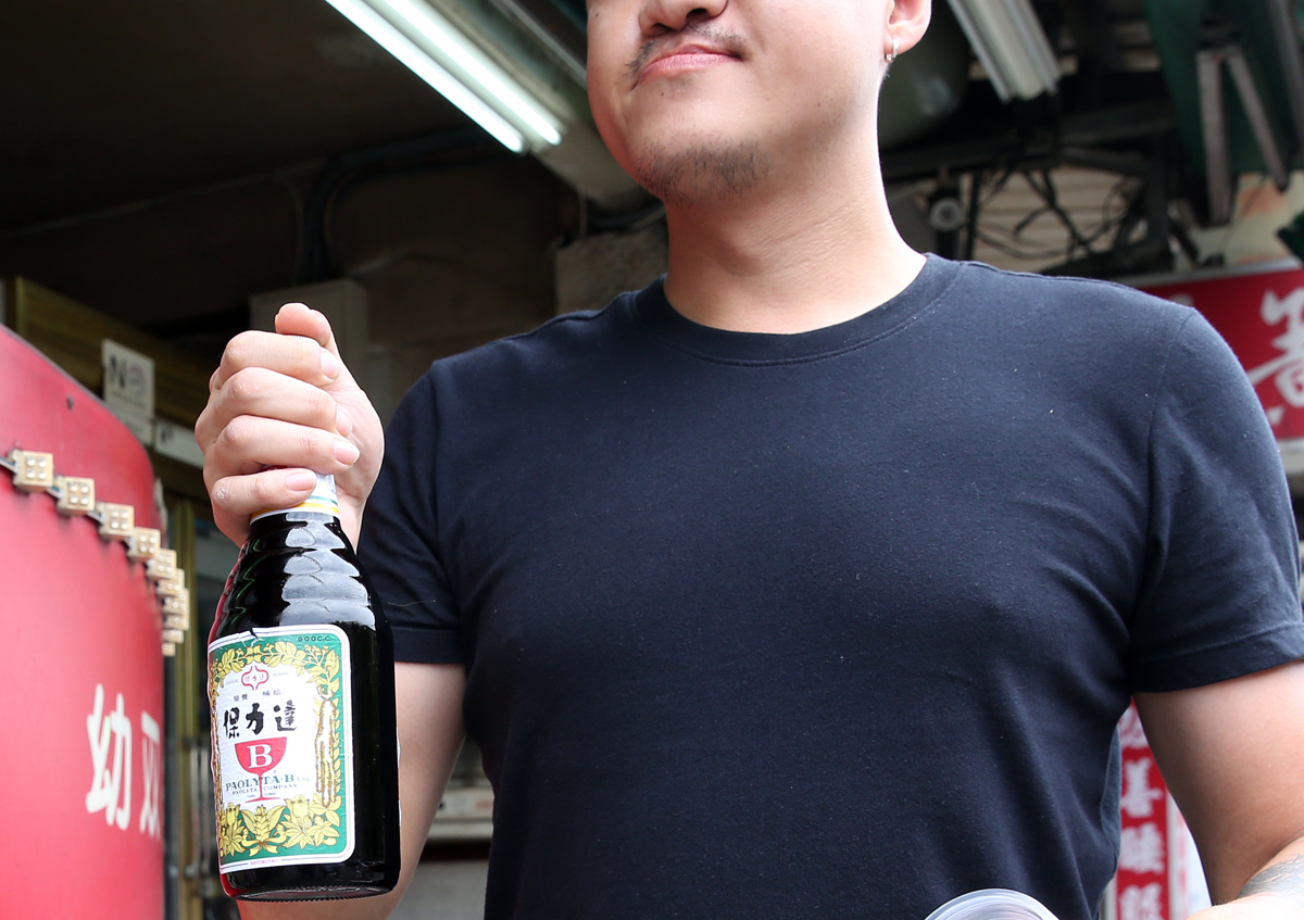 陳傳黃用胺基酸調配出保力達B，年賺30億元。