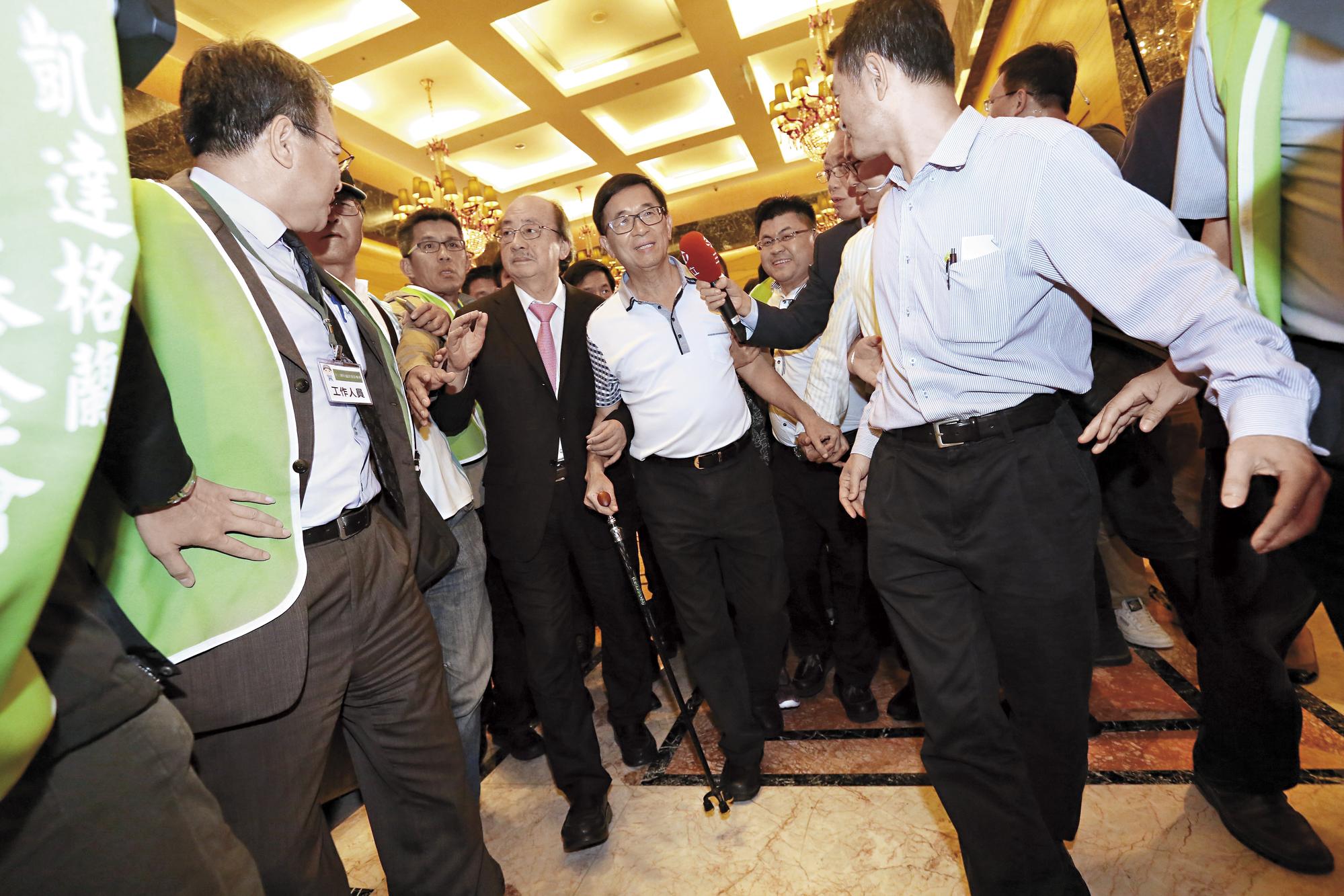 前總統陳水扁保外就醫,未定讞的二次金改等5大案也停審,上週五他自高雄北上參與凱校餐會,恐讓5大案重啟審判。