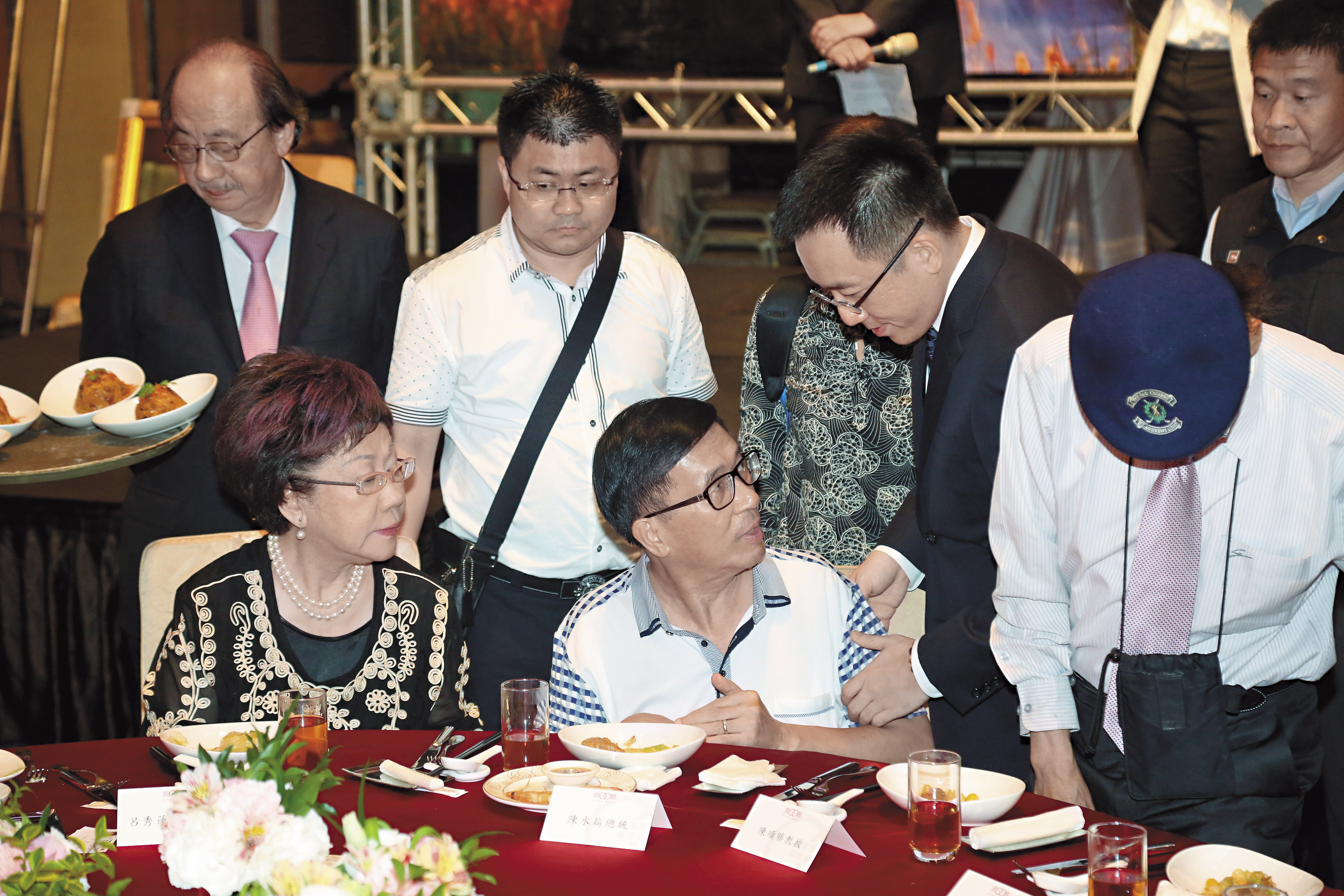 前總統陳水扁保外就醫，未定讞的二次金改等5大案也停審，上週五他自高雄北上參與凱校餐會，恐讓5大案重啟審判。