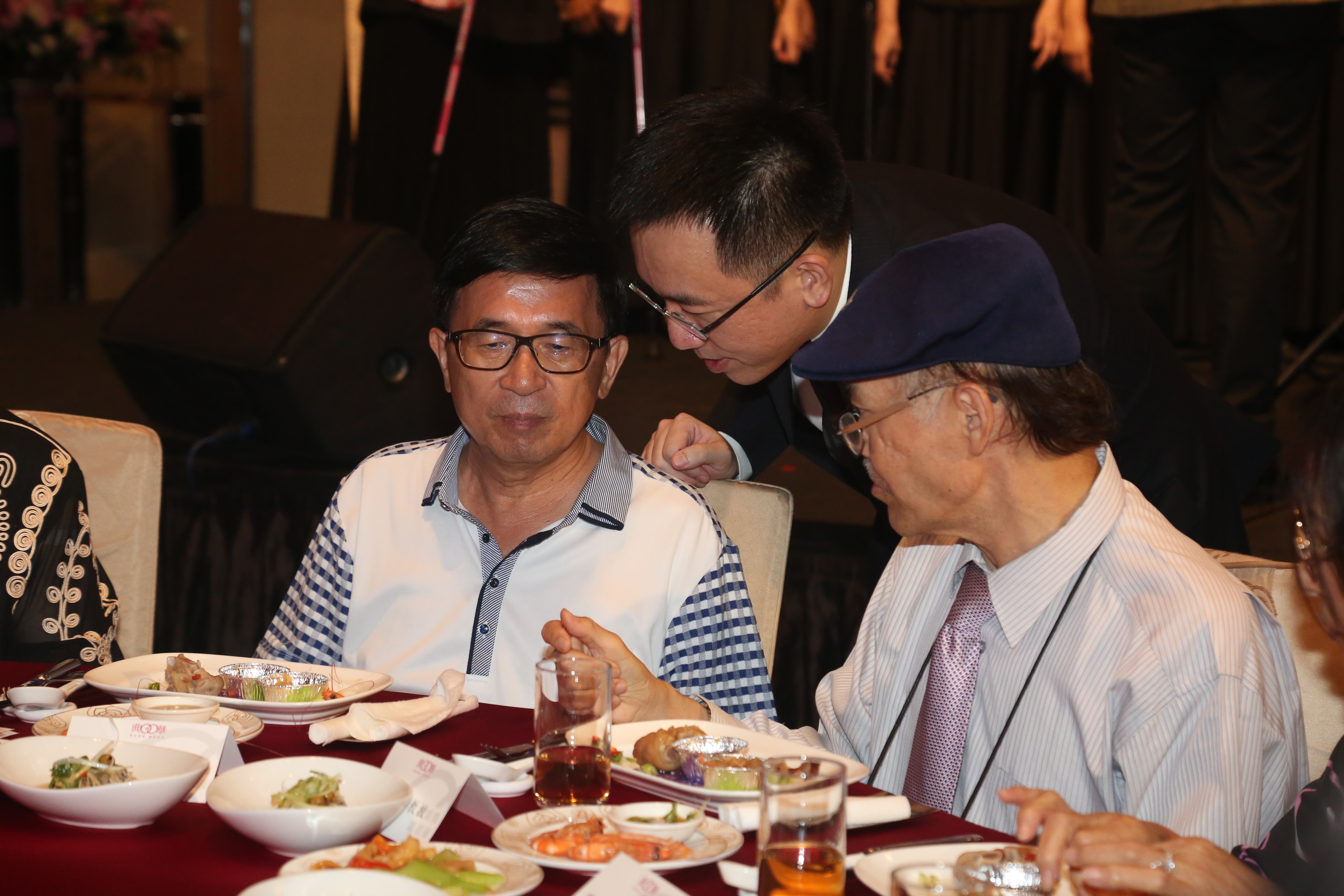 陳水扁前總統目前已學會了用筆記型電腦上網，也會手機，並傳LINE訊息與家人聯絡。