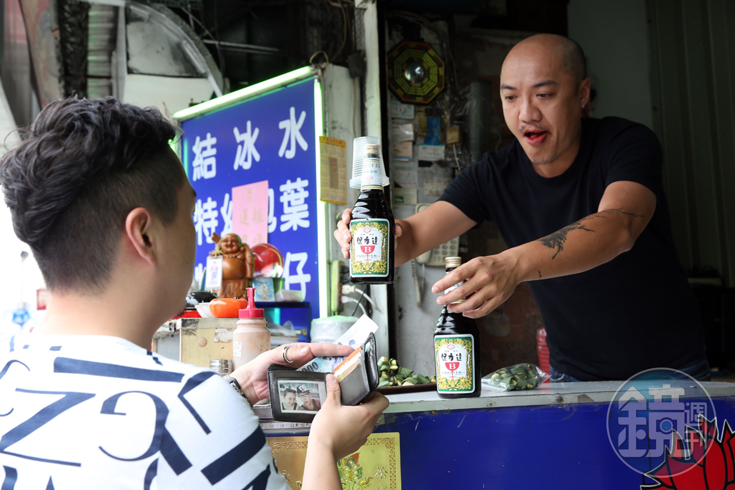 保力達B、蠻牛以及冰火等一系列的飲料在各大藥局、超商以及檳榔攤都很熱賣。