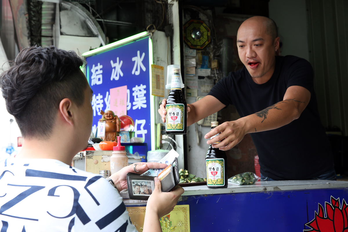 保力達B、蠻牛以及冰火等一系列的飲料在各大藥局、超商以及檳榔攤都很熱賣。