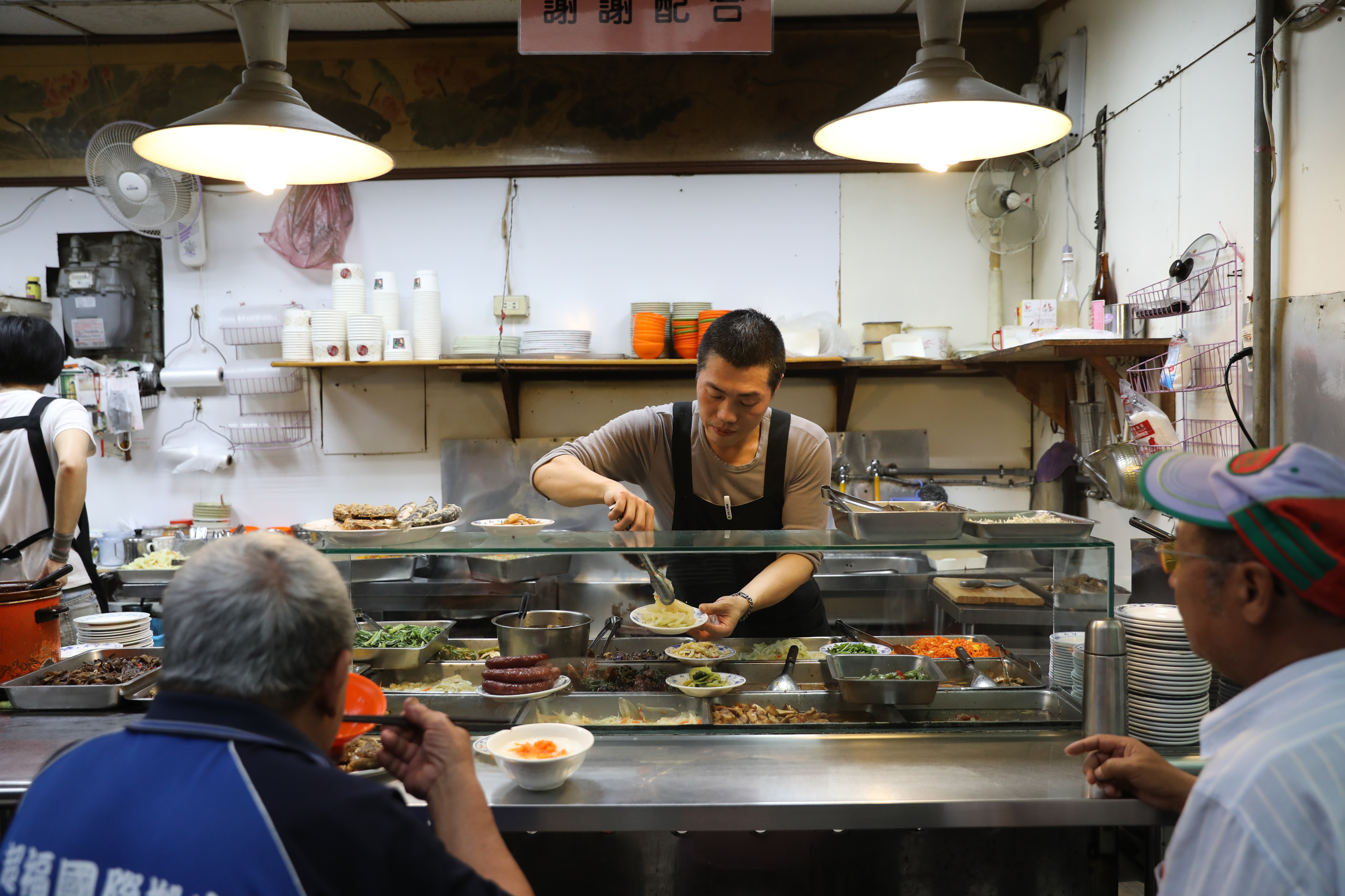 老阿伯坐在最愛的飯桌仔，吸簌大嗑早餐。
