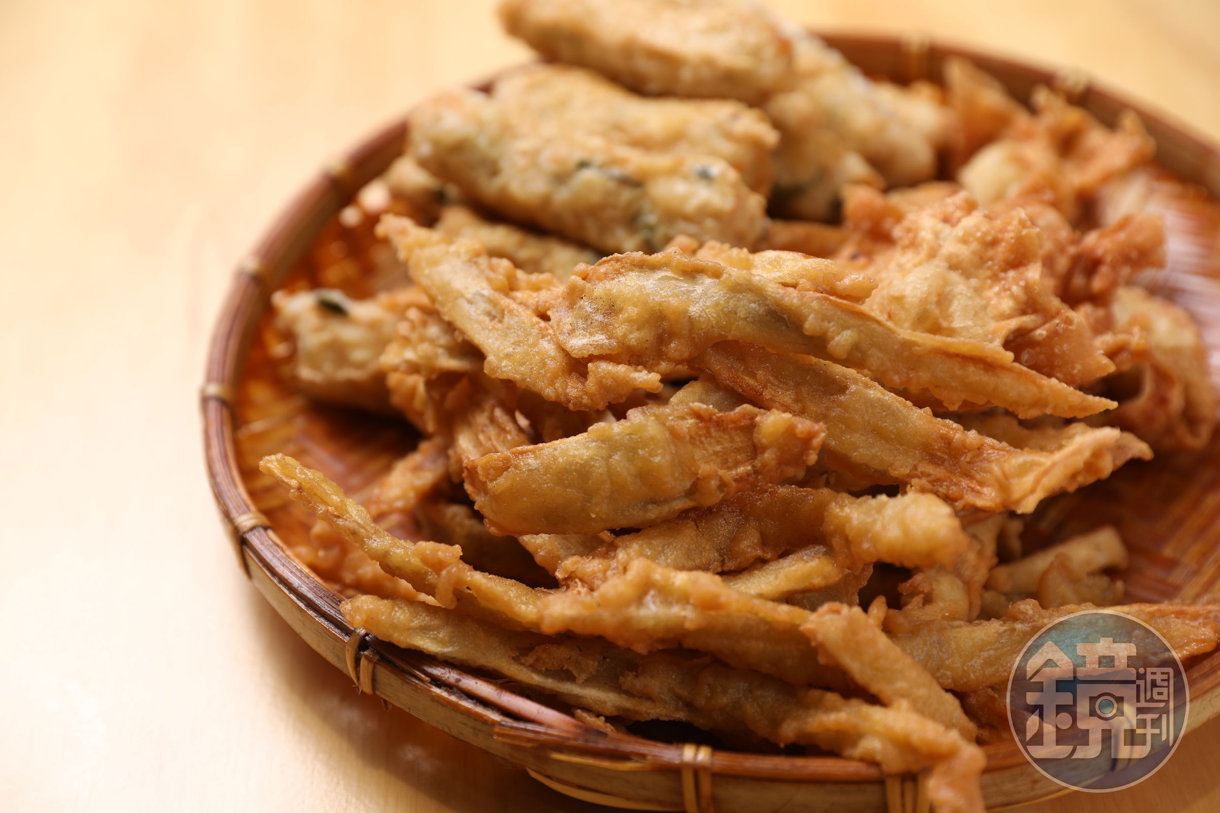 「炸牛蒡」「蝦捲」「福袋」是「大豐魚丸店」的高人氣炸物。（皆130元／半斤）